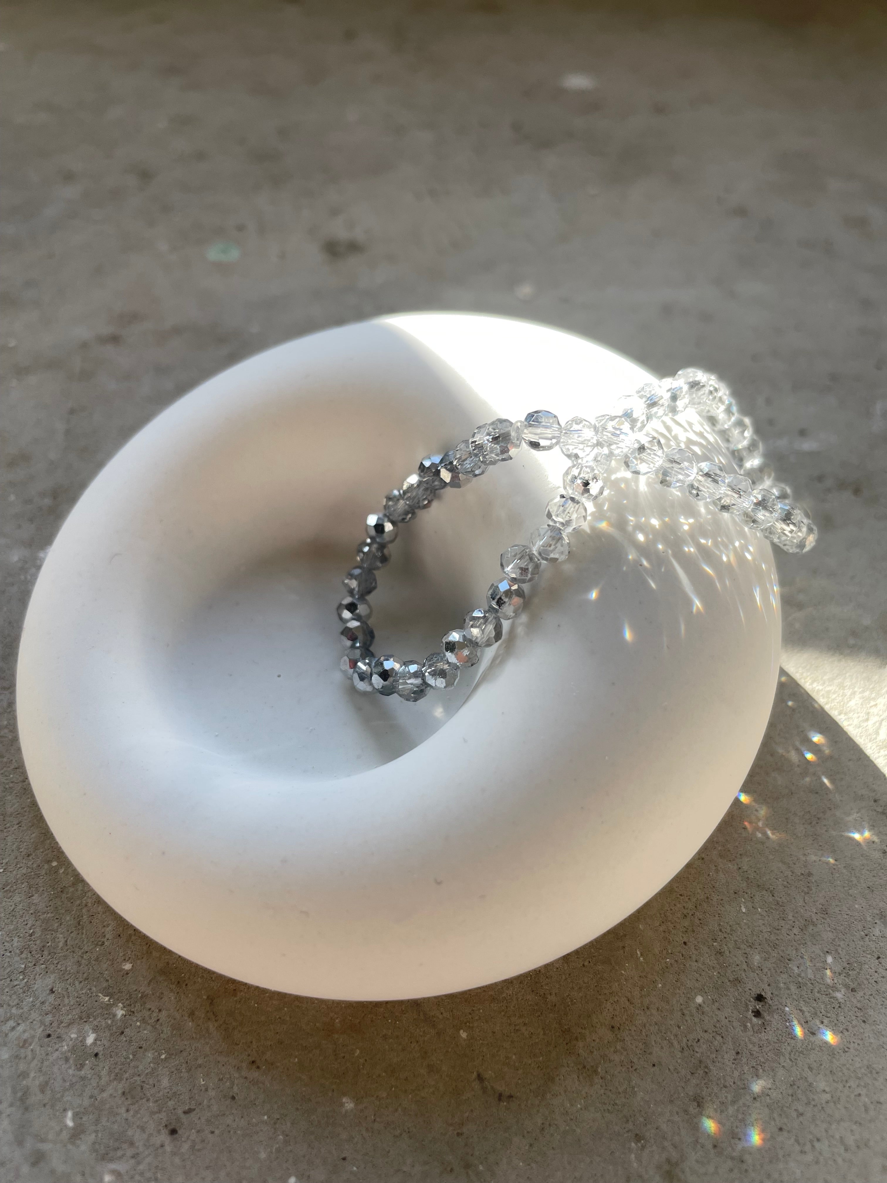 Handgegossene Mini-Schale aus Keramik, modern, schlicht und zeitlos. Ideal für kleine Dinge wie Ringe, Ketten, Schlüssel oder Haarclips. In sanften Naturtönen gehalten, glatt geschliffen und langlebig. Perfekt für Badezimmer, Schlafzimmer oder Schreibtisch. Passt zu modernen Interiortrends und eignet sich ideal als kleines Geschenk für Designliebhaber und Minimalismus-Fans. Praktisch, dekorativ und hochwertig.