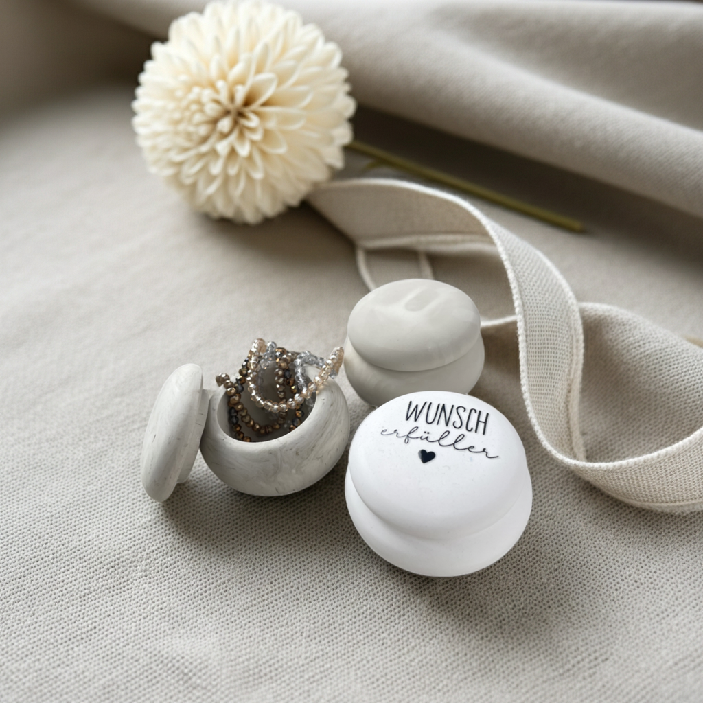 Handgegossene Keramikdose in marmoriertem Beige, jedes Stück ein Unikat durch die individuelle Mischung aus Toffee- und Weißtönen. Ideal als kleine Aufbewahrung für Ringe, Ohrringe und Alltagskleinigkeiten. Die matte Oberfläche und die natürliche Marmorstruktur passen perfekt zu modernen Interiors. Stabil, langlebig und handgefertigt. Eine besondere kleine Geschenkidee für Interior-Fans und Minimalisten.