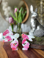 Zeitgenössisches Design trifft Handwerk weißer Osterhase aus Keramikmasse mit einer klaren Silhouette und verspielten floralen Akzenten im Material. Mit pfingstrosen Muster auch bei etsy erhältlich. Handmade qualität in Germany