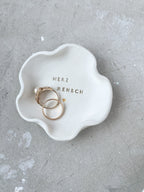 Schlichtes, handgemachtes Keramikschälchen mit Prägung „Herzmensch“, organisch geformt, als Geschenk für Mama, beste Freundin oder Herzensmenschen, Handgemachtes, organisch geformtes Keramikschälchen mit individueller Prägung, perfekt für Schmuck, kleine Kostbarkeiten oder als Geschenk.

Schmuckschale aus echtem Ton