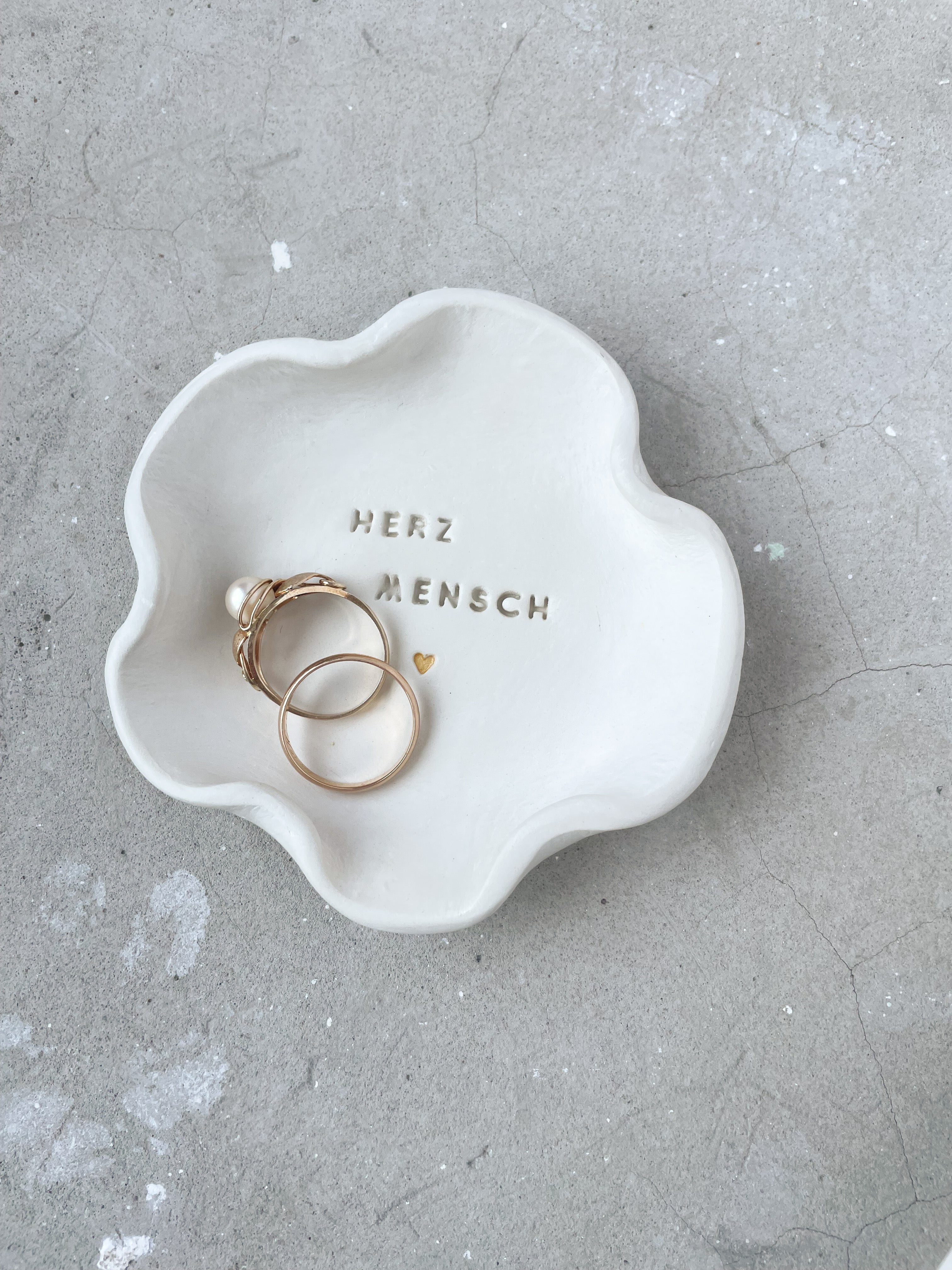 Schlichtes, handgemachtes Keramikschälchen mit Prägung „Herzmensch“, organisch geformt, als Geschenk für Mama, beste Freundin oder Herzensmenschen, Handgemachtes, organisch geformtes Keramikschälchen mit individueller Prägung, perfekt für Schmuck, kleine Kostbarkeiten oder als Geschenk.

Schmuckschale aus echtem Ton