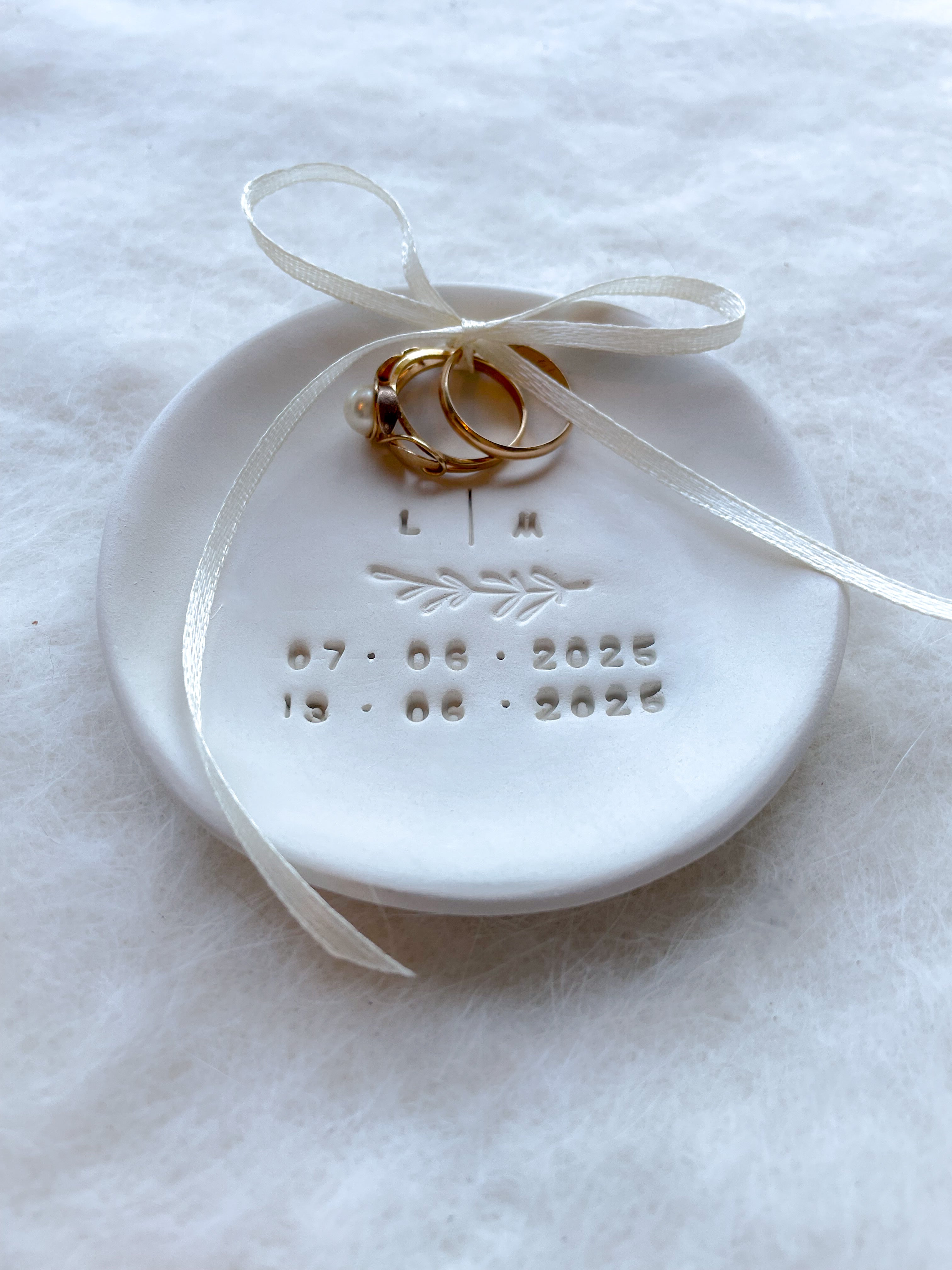 Organisch geformte, nachhaltige Boho Keramikschale, handgetöpfert und individuell geprägt mit zwei wichtigen Daten für die Hochzeit, Ringkissen Alternative