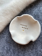 Keramikschale für Hundemamas, liebevoll und hochwertig aus echtem Ton gefertigt. Perfekt als Geschenk für Dog Moms, Tierfreundinnen und alle, die die besondere Bindung zu ihrem Hund zeigen möchten. Ideal für Schmuck, Ringe oder kleine Alltagsdinge. Ein besonderes Stück für alle Dog Lover, die Wert auf Handmade und modernes Design legen.