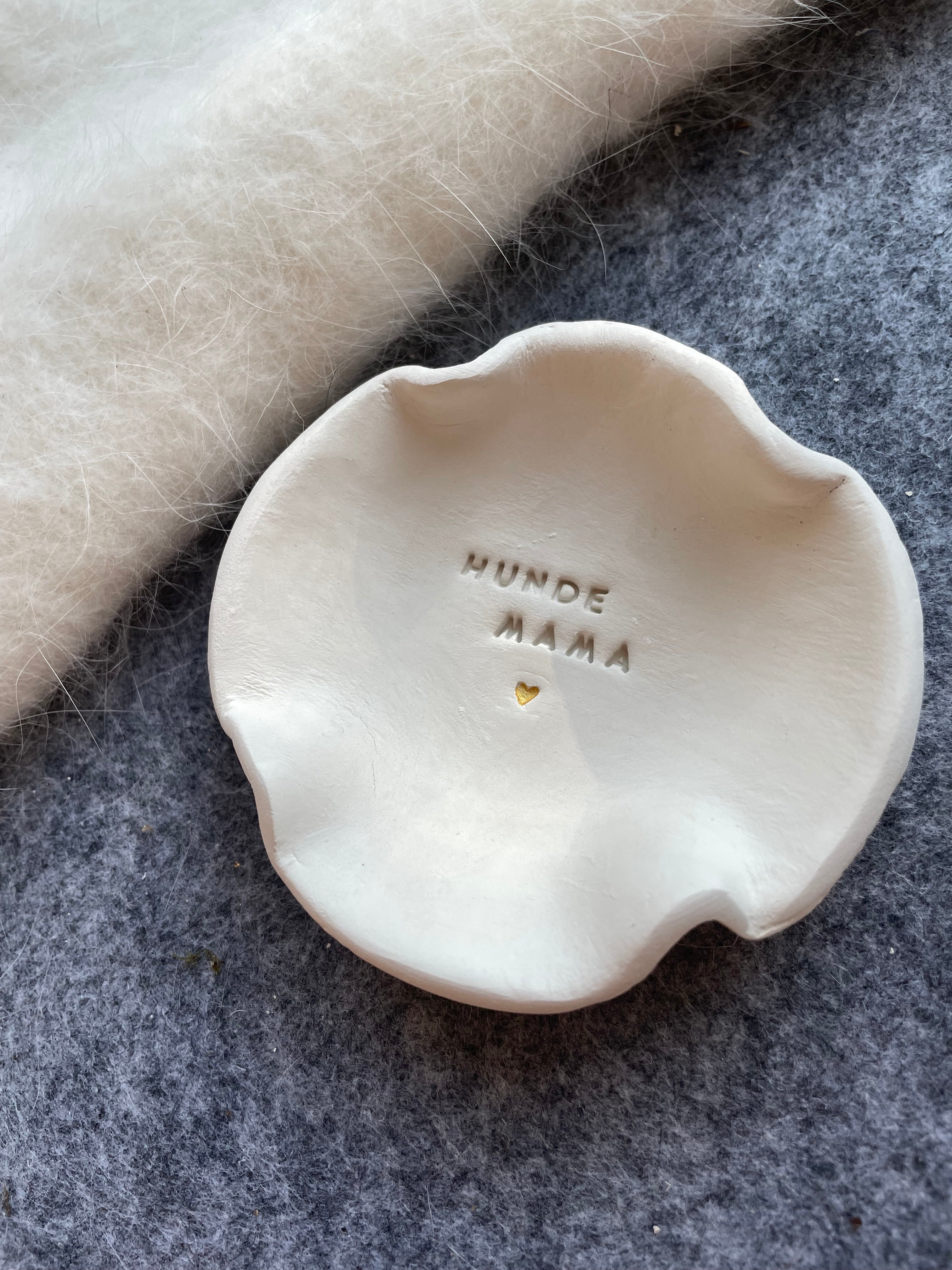 Keramikschale für Hundemamas, liebevoll und hochwertig aus echtem Ton gefertigt. Perfekt als Geschenk für Dog Moms, Tierfreundinnen und alle, die die besondere Bindung zu ihrem Hund zeigen möchten. Ideal für Schmuck, Ringe oder kleine Alltagsdinge. Ein besonderes Stück für alle Dog Lover, die Wert auf Handmade und modernes Design legen.