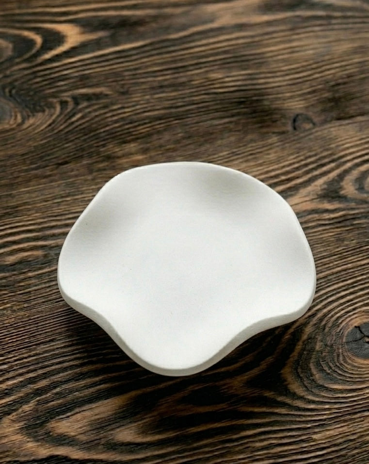 Organisch geformte Mini Ringschale aus Keramik | Beige oder Weiß | Pantone | Damat Kahvesi| Minimal Design | Schmuckablage modern handmade | Dekotablett
