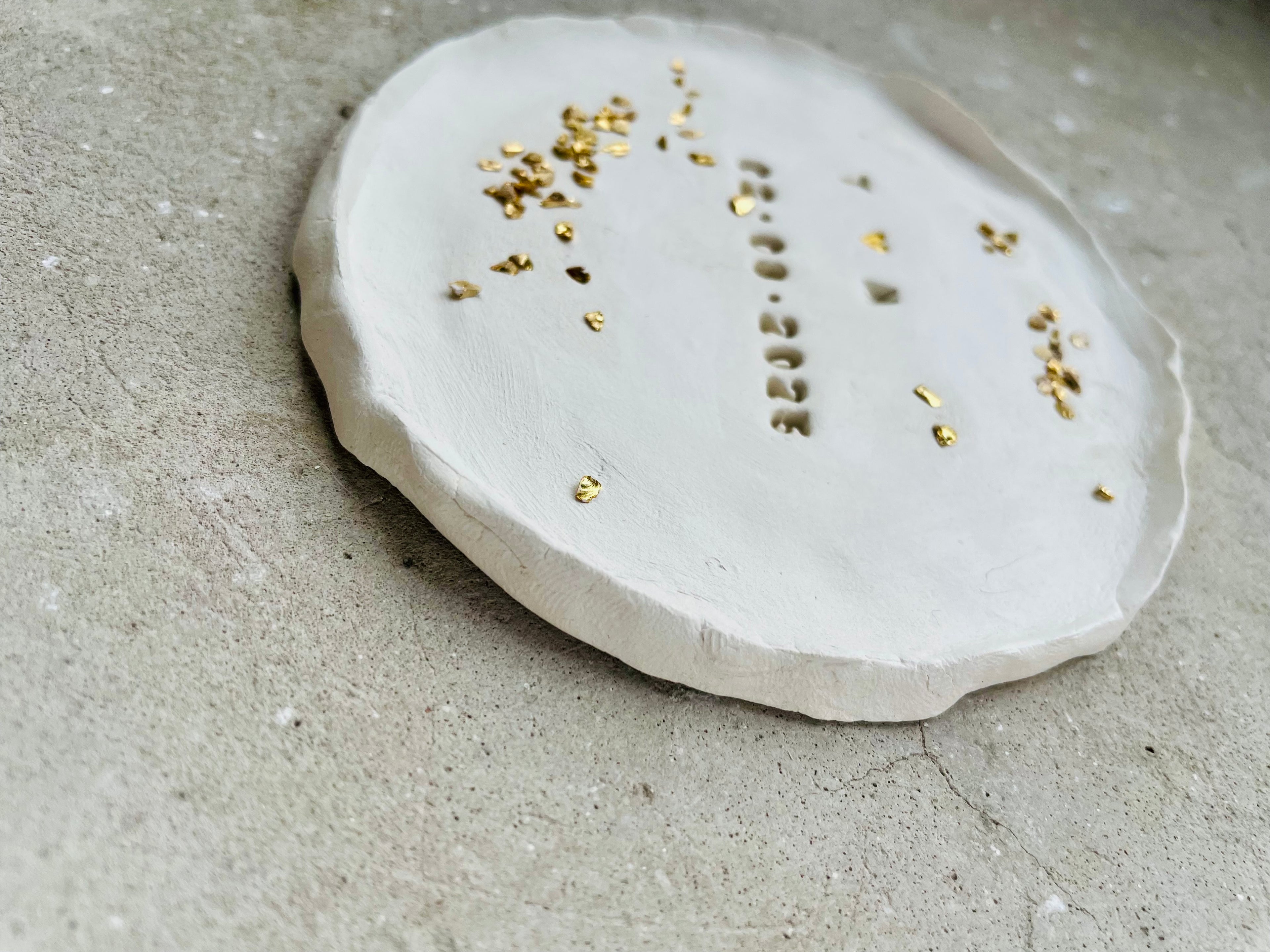 HOCHZEITS- GLITZERSTÜCK: Handgetöpfertes rustikales Tonschälchen | personalisierbar |mit Gold - Nuggets