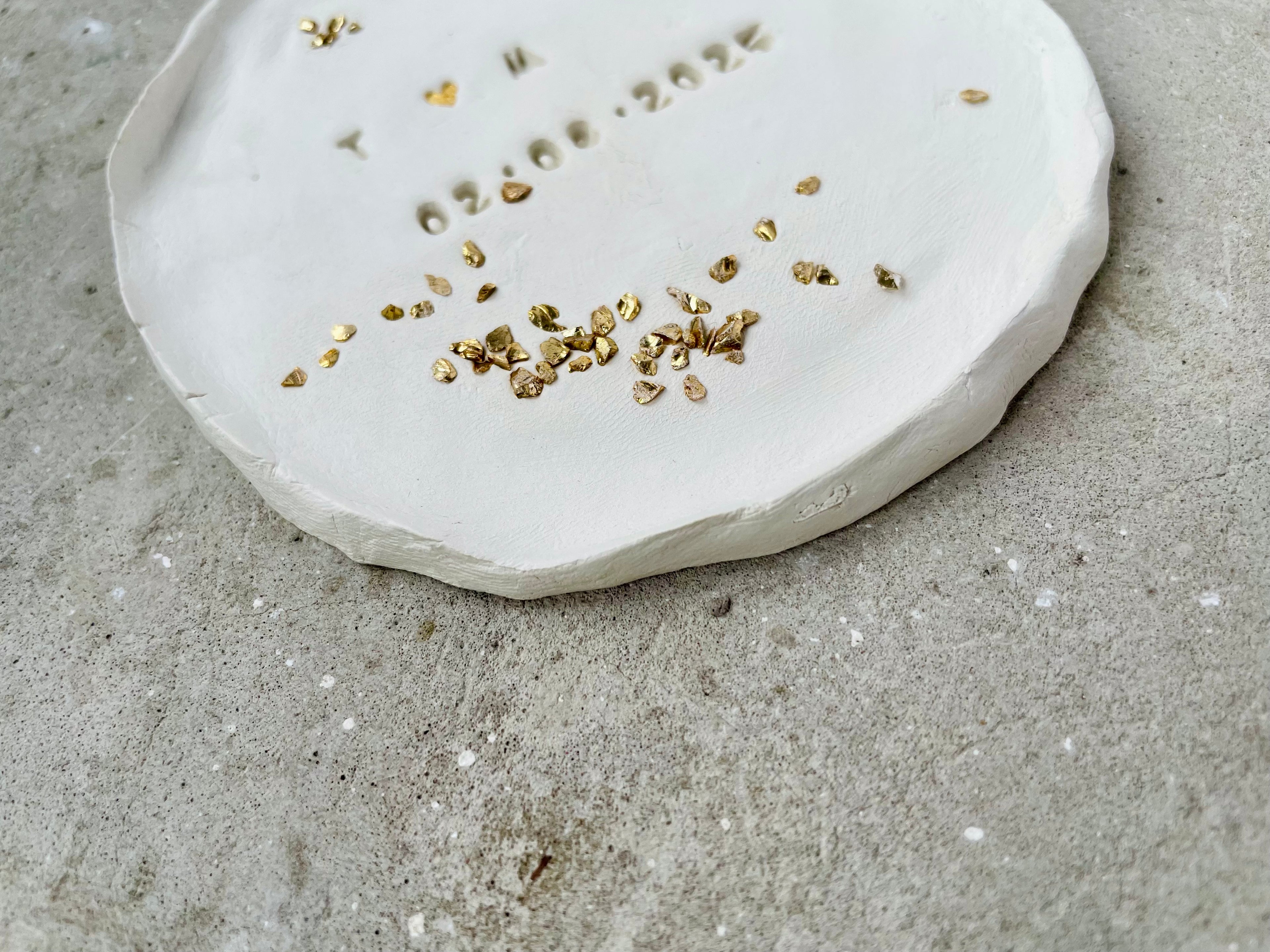 HOCHZEITS- GLITZERSTÜCK: Handgetöpfertes rustikales Tonschälchen | personalisierbar |mit Gold - Nuggets