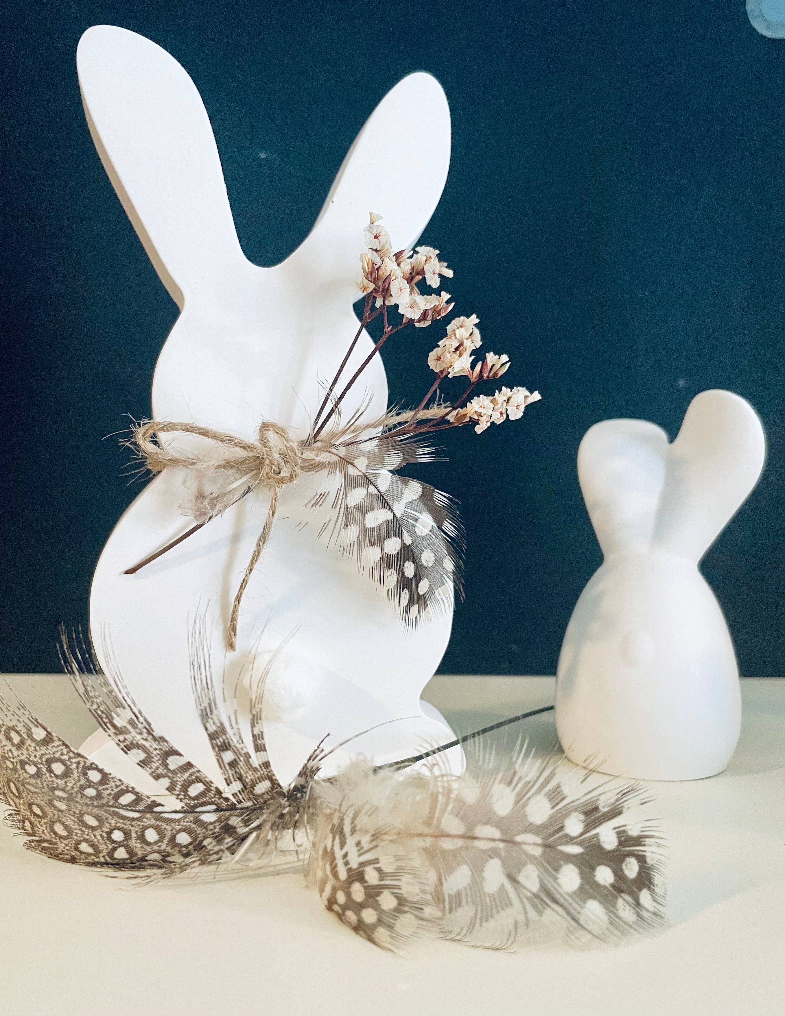 Keramik Häschen mit Trockenblumen, Perlhuhnfeder &  süßer Prägung  "Frühlingszauber"