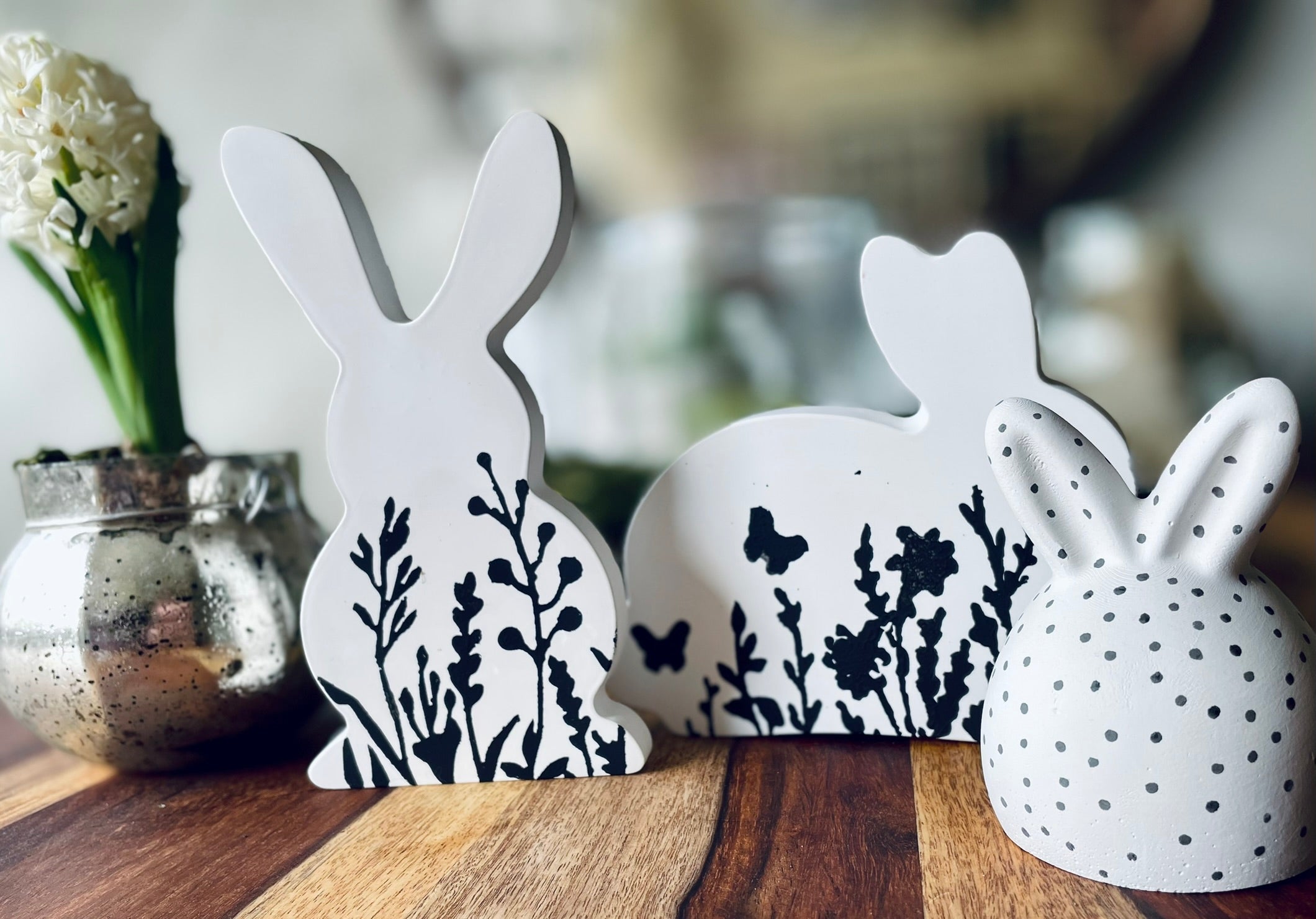 Osterhase "Emma" aus Keramik mit handgetupftem Blütenmuster