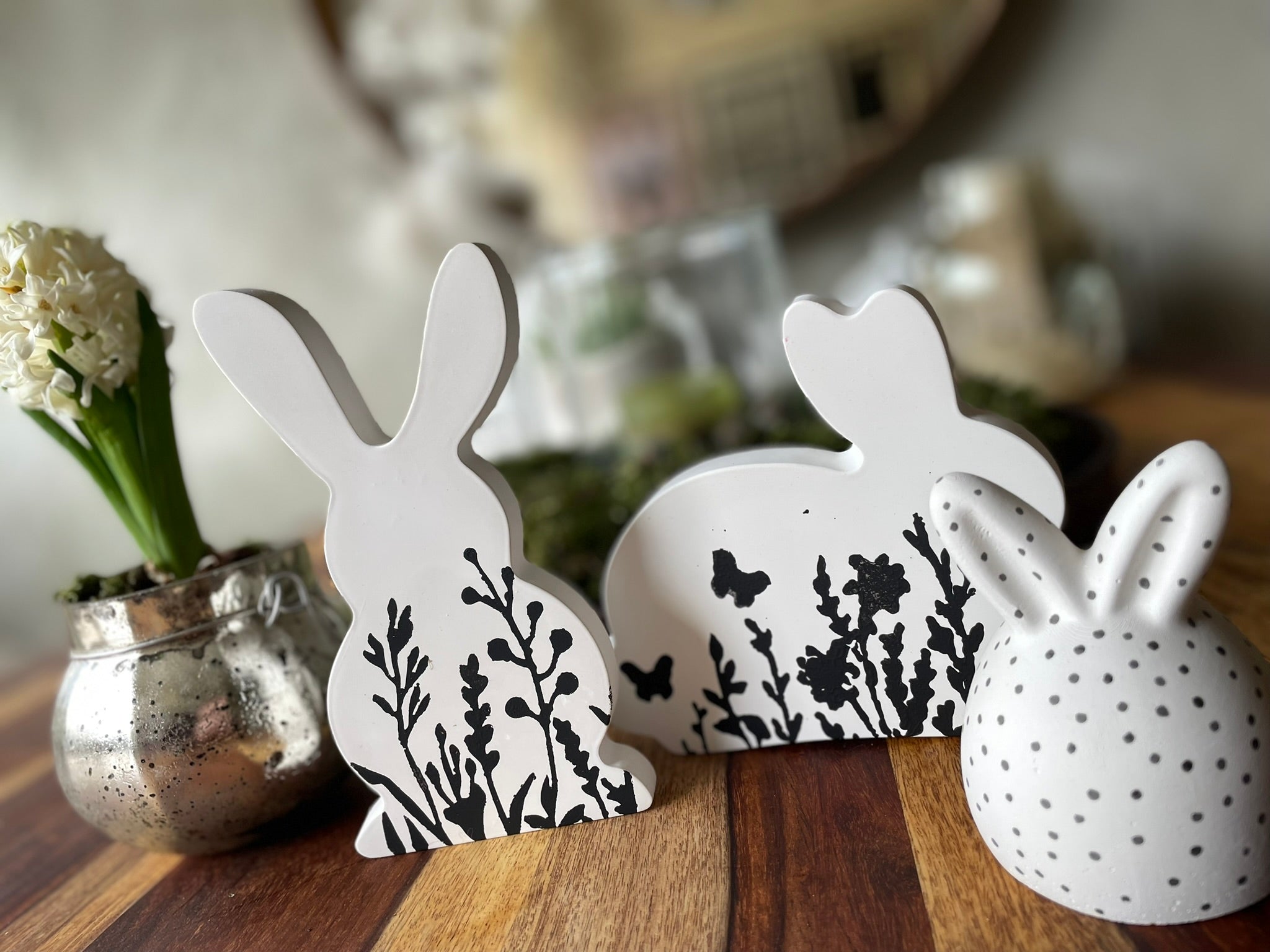 Osterhase "Emma" aus Keramik mit handgetupftem Blütenmuster