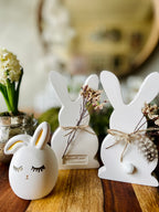 Keramik Häschen mit Trockenblumen, Perlhuhnfeder &  süßer Prägung  "Frühlingszauber"