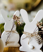 Keramik Häschen mit Trockenblumen, Perlhuhnfeder &  süßer Prägung  "Frühlingszauber"