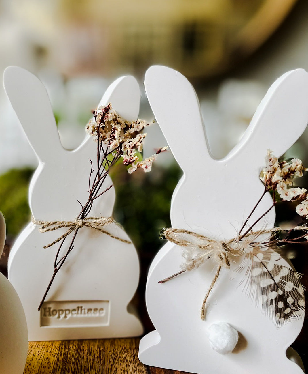 Keramik Häschen mit Trockenblumen, Perlhuhnfeder &  süßer Prägung  "Frühlingszauber"