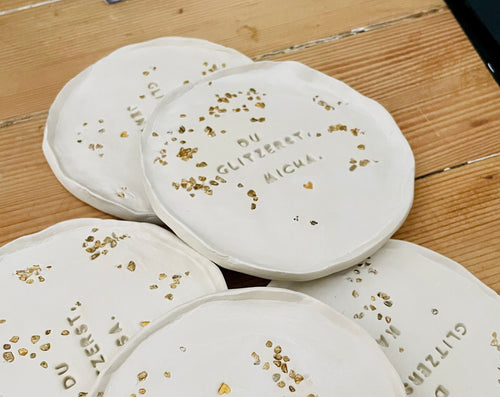 GLITZERSTÜCK: Handgetöpfertes rustikales Tonschälchen mit Gold - Nuggets | personalisierbar mit Namen