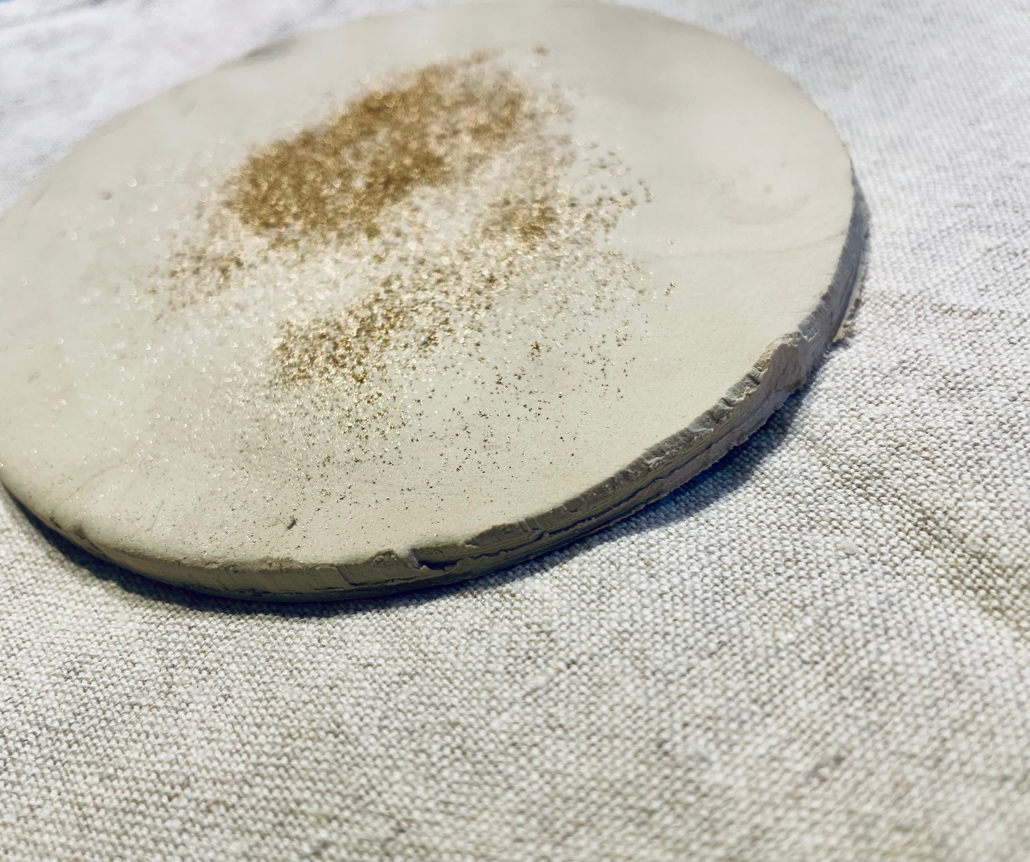 Goldglänzendes Ringschälchen aus echter Keramik – liebevoll handgemacht für Hochzeiten in der kalten Jahreszeit. Ideal für Boho-Bräute, Pinterest-Moodboards oder emotionale Rituale bei Herbstlaub und Kerzenschein.