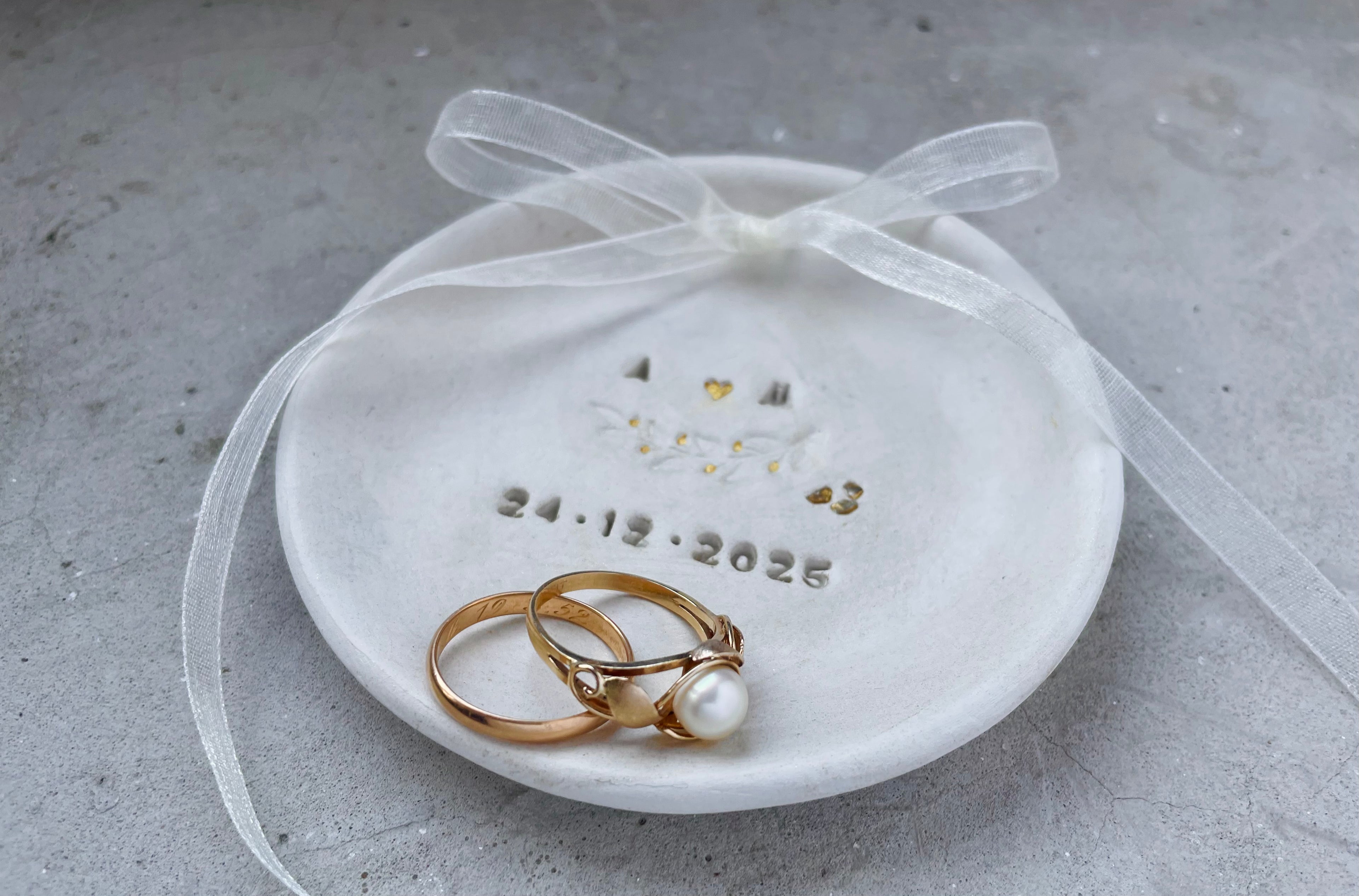 Herbstlich-winterliches Schälchen mit Glanz, Personalisierung und Herzsymbol – perfekt für eure freie Trauung, Standesamt oder Winterelopement. Einzigartig & handgemacht für euren großen Tag.