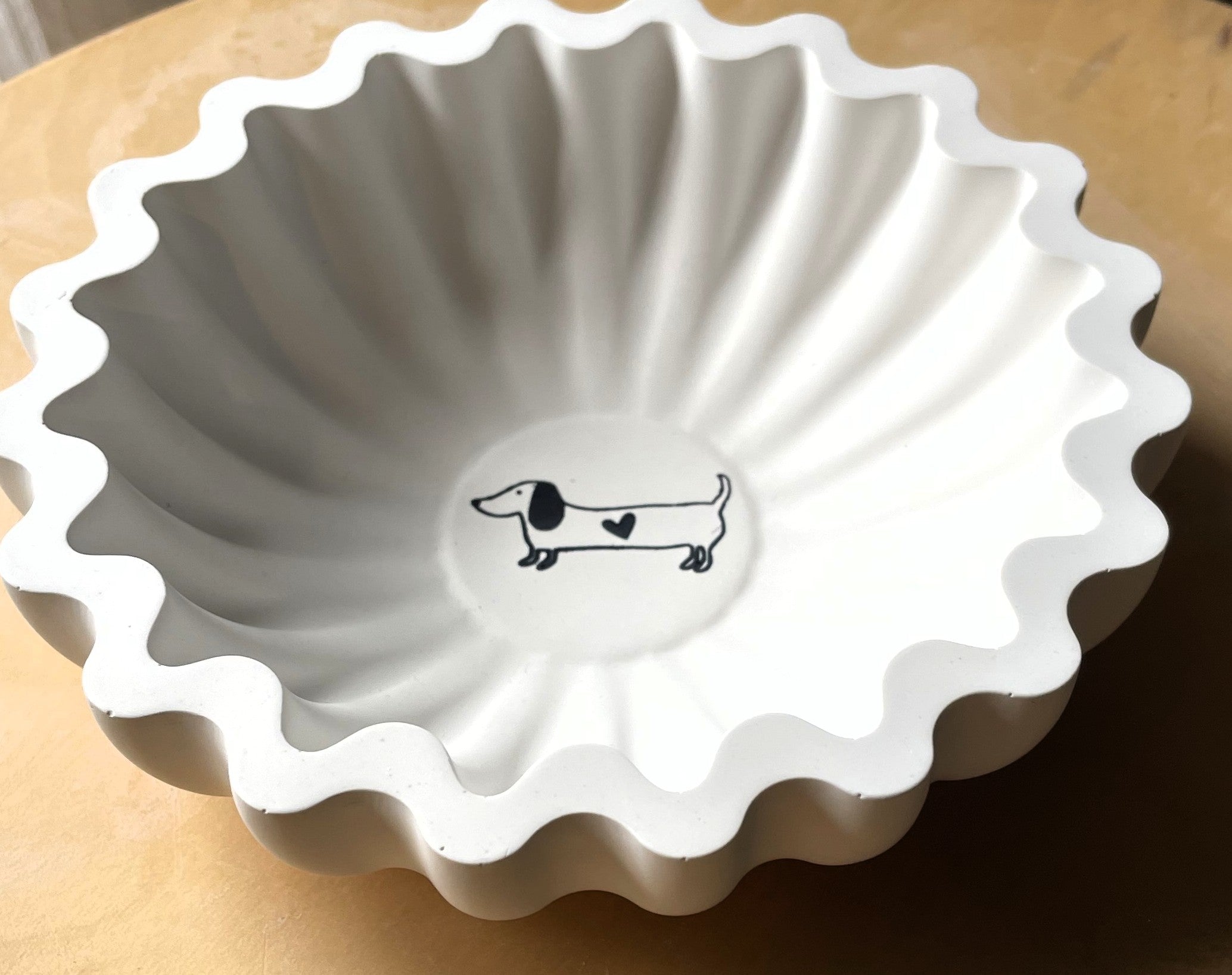 Große Keramikschale mit Dackel | Weiß matt | Handgegossen | Geschenk für Hundeliebhaber Dachshund | Für Obst, Leckerli, Schlüssel & Schmuck