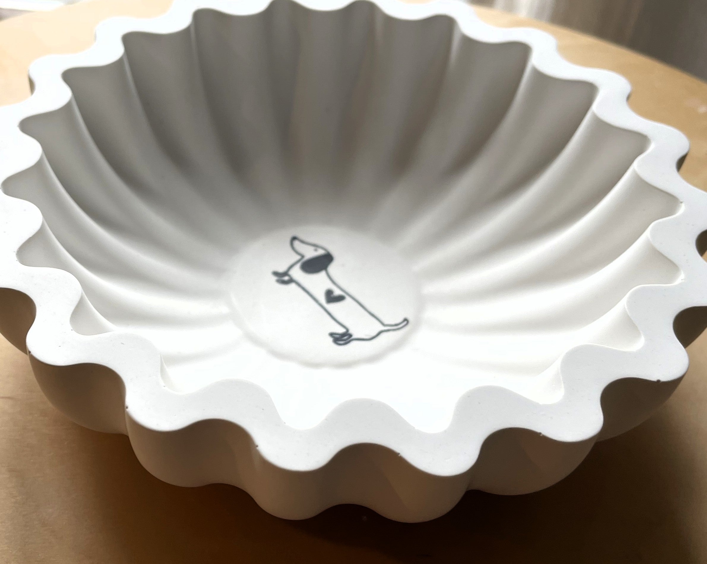 Große Keramikschale mit Dackel | Weiß matt | Handgegossen | Geschenk für Hundeliebhaber Dachshund | Für Obst, Leckerli, Schlüssel & Schmuck