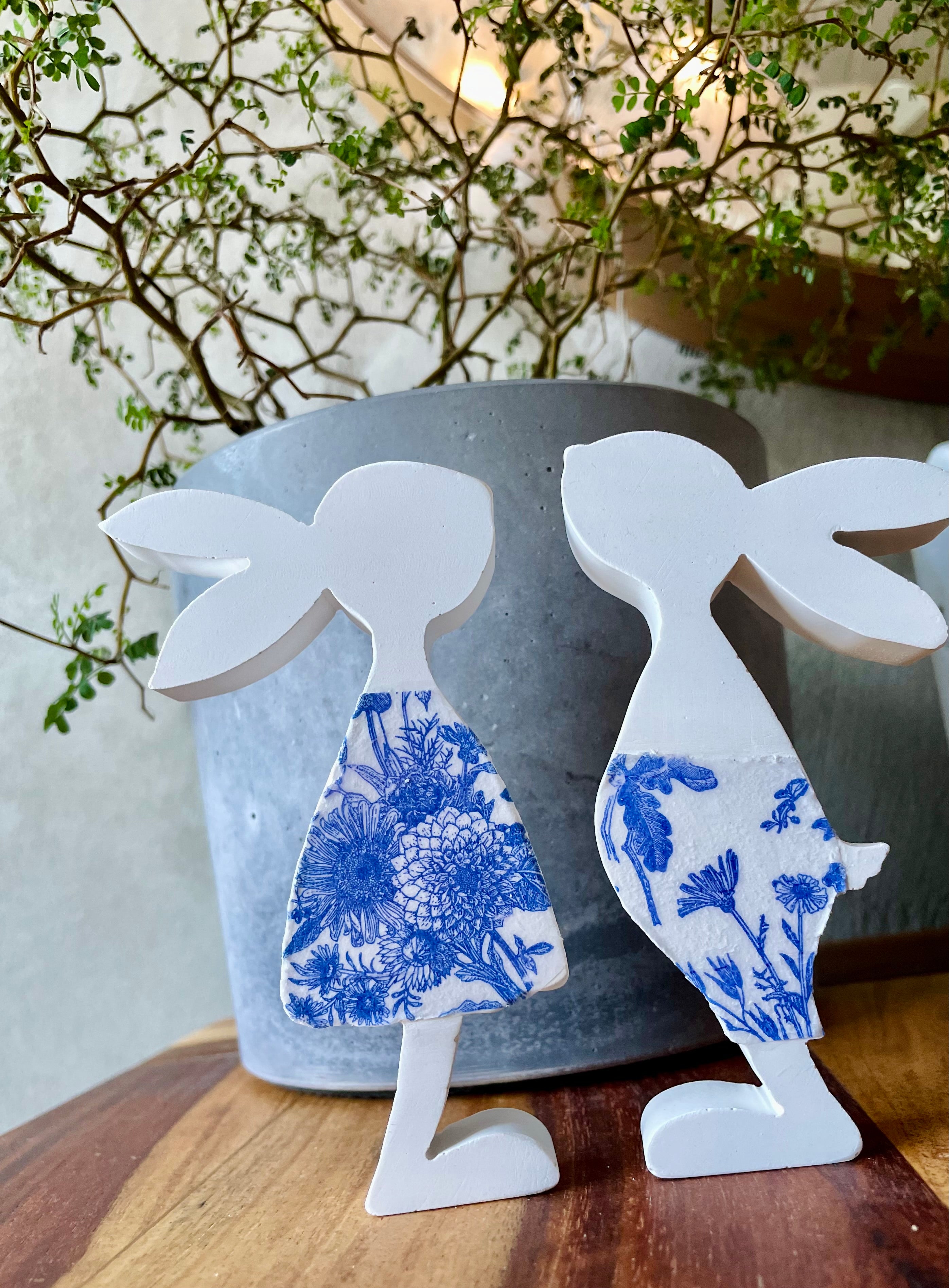 Moderne Osterfigur Hase aus Keramik im skandinavischen Stil mit reduzierter Formensprache und einem kunstvoll eingearbeiteten Dekor aus wilden Blumen im Porzellanmuster aus meinem etsy-shop