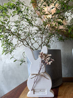 Keramik Häschen mit Trockenblumen, Perlhuhnfeder &  süßer Prägung  "Frühlingszauber"