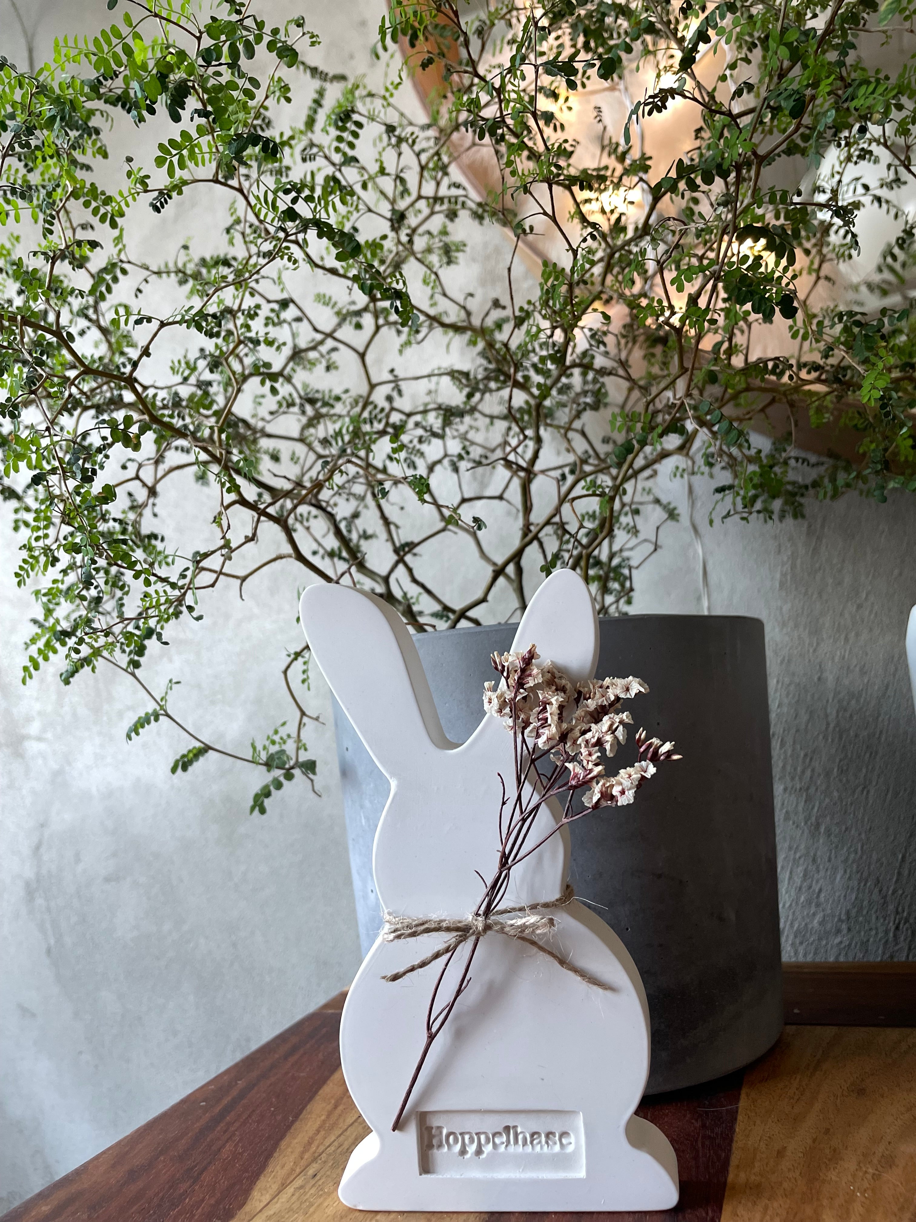 Keramik Häschen mit Trockenblumen, Perlhuhnfeder &  süßer Prägung  "Frühlingszauber"