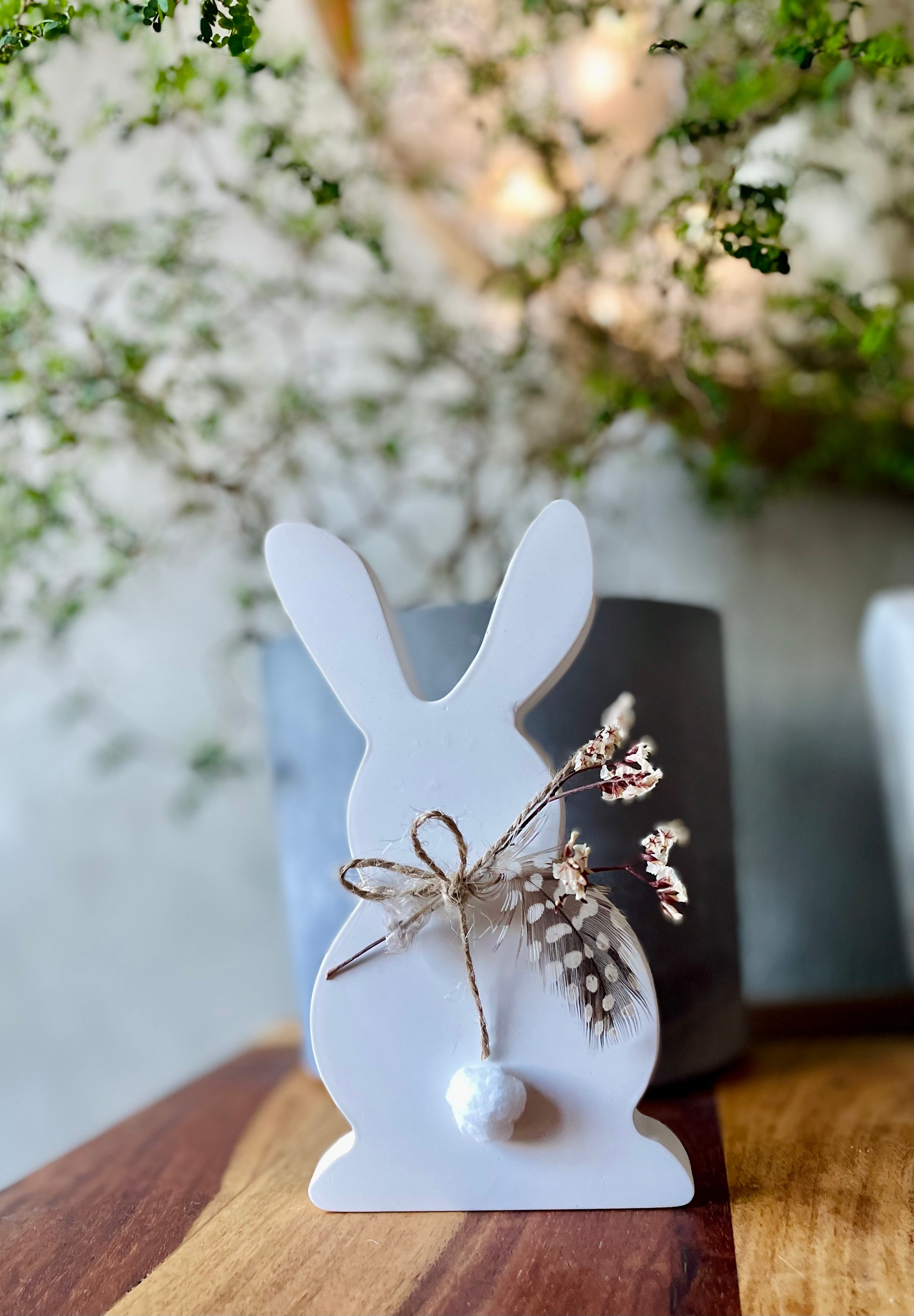 Keramik Häschen mit Trockenblumen, Perlhuhnfeder &  süßer Prägung  "Frühlingszauber"