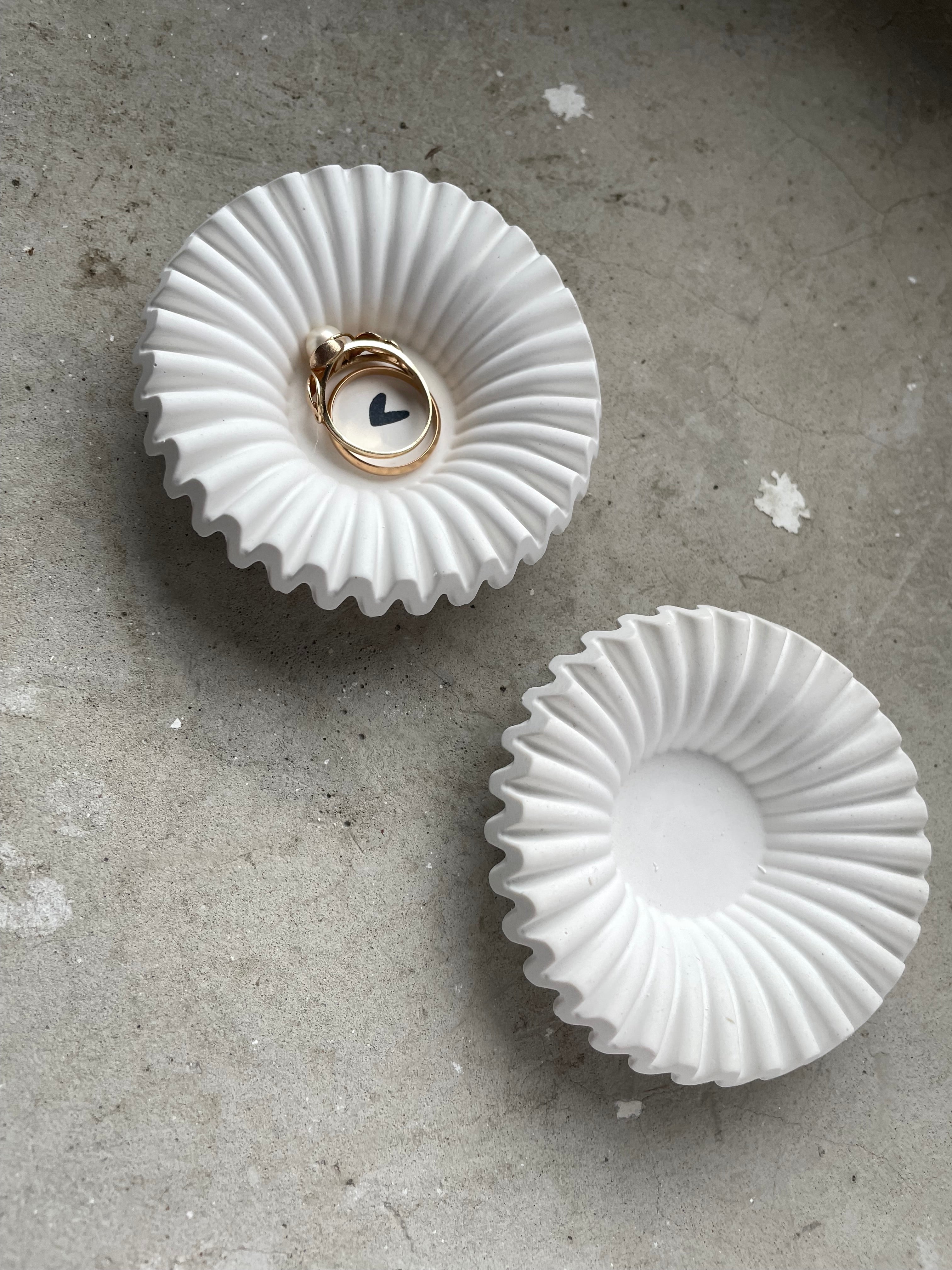 Moderne gegossene Keramikschale als vielseitiges Geschenk für Lieblingsmenschen. Minimalistisch, handgefertigt und ideal für Schmuck, kleine Alltagsdinge oder als neutrale Ringschale. Perfekt als Mitbringsel, kleine Aufmerksamkeit oder stilvolles Wohnaccessoire für Sideboard, Badezimmer oder Nachttisch.