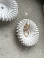 Gegossene Keramikschale als stilvolles Geschenk für Lieblingsmenschen oder Kolleg*innen. Nutzt sich als moderne Ringschale, Schmuckschale oder kleine Ablage im Flur, Badezimmer oder Schlafzimmer. Zeitloses Design und ideale Größe für kleine Aufmerksamkeiten und Alltagsgeschenke.