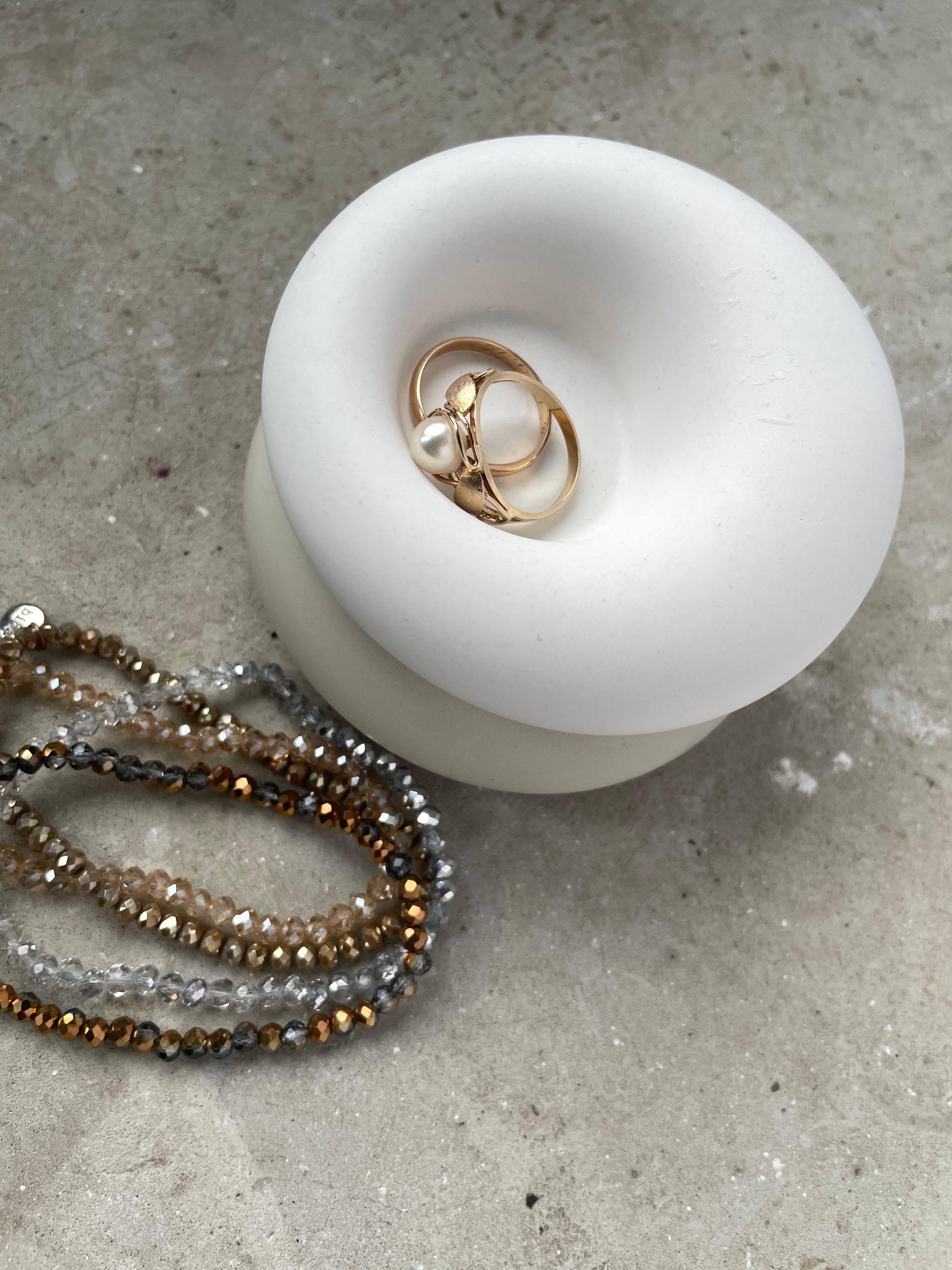 Mini-Keramikschale in moderner, reduzierter Form. Eignet sich ideal als Schmuckablage oder kleine Aufbewahrung. Handgegossen, geschliffen und liebevoll verarbeitet. Die ruhige Ästhetik passt zu skandinavischen und minimalistischen Interiors und fügt sich leicht in jede Wohnsituation ein. Langlebig, stabil und pflegeleicht. Perfekt als kleines Mitbringsel, Dekoobjekt oder als Ergänzung zu Geschenksets.