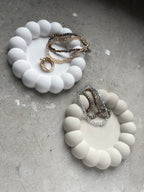 Keramikschale mit charakteristischem Bubble-Rand, in Handarbeit gegossen und geschliffen. Ideal als kleine Ablage im Badezimmer, Schlafzimmer oder auf dem Schreibtisch. Die kugeligen Rundungen sorgen für eine moderne, trendige Optik, inspiriert von aktuellen Pinterest- und Instagram-Interiortrends. Langlebig, pflegeleicht und dekorativ. Perfekt für Schmuck, Haarnadeln oder Mini-Accessoires. Ein charmantes, modernes Deko-Piece für jeden Raum.
süß als Weihnachtsgeschenk, Mitbringsel für Freundin, Raysin 