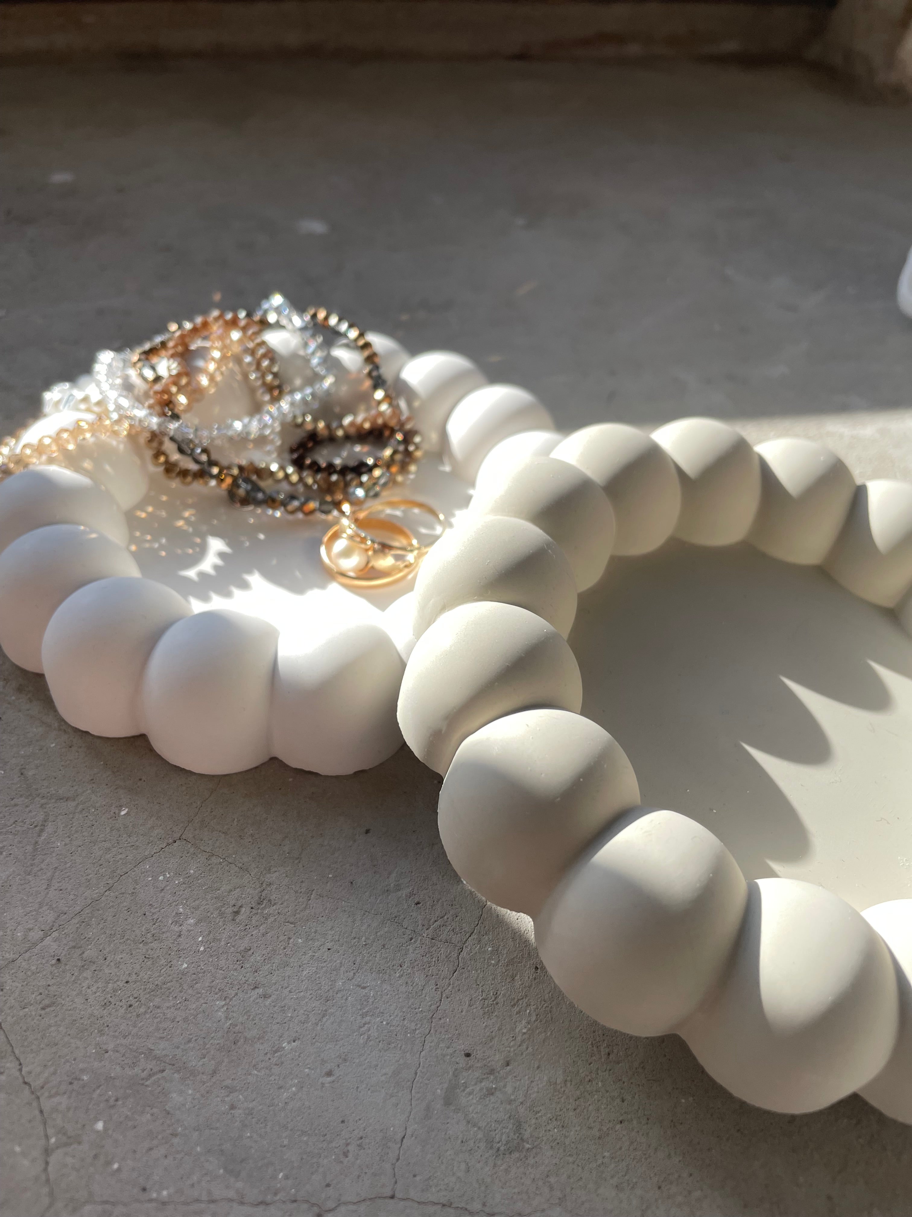 Schlichte gegossene Dekoschale aus Keramik, perfekt als Geschenk, Mitbringsel oder neutrale Ringschale. Ideal für Schmuck, Eheringe, Schlüssel und kleine Alltagsbegleiter. Ein modernes, zurückhaltendes Stück für Menschen, die minimalistisches Design schätzen.