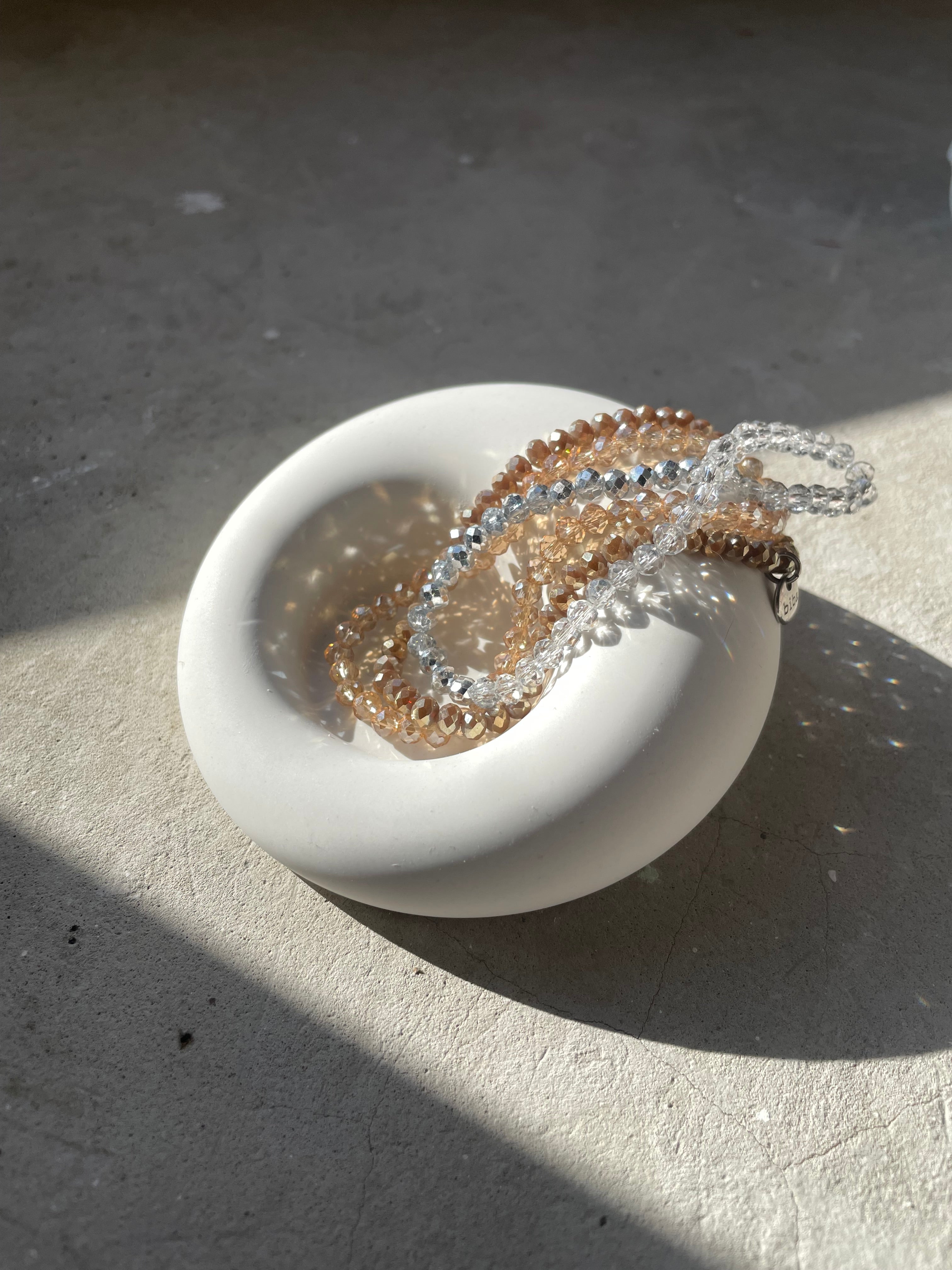 Moderne gegossene Ablageschale aus Keramik als universelles Geschenk. Nutzt sich als Ringschale, Schmuckschale oder kleine Ordnungsschale für Bad, Küche oder Nachttisch. Perfekte Aufmerksamkeit für Freundinnen, Familie oder Kolleg*innen, die schlichte, zeitlose Designs mögen.