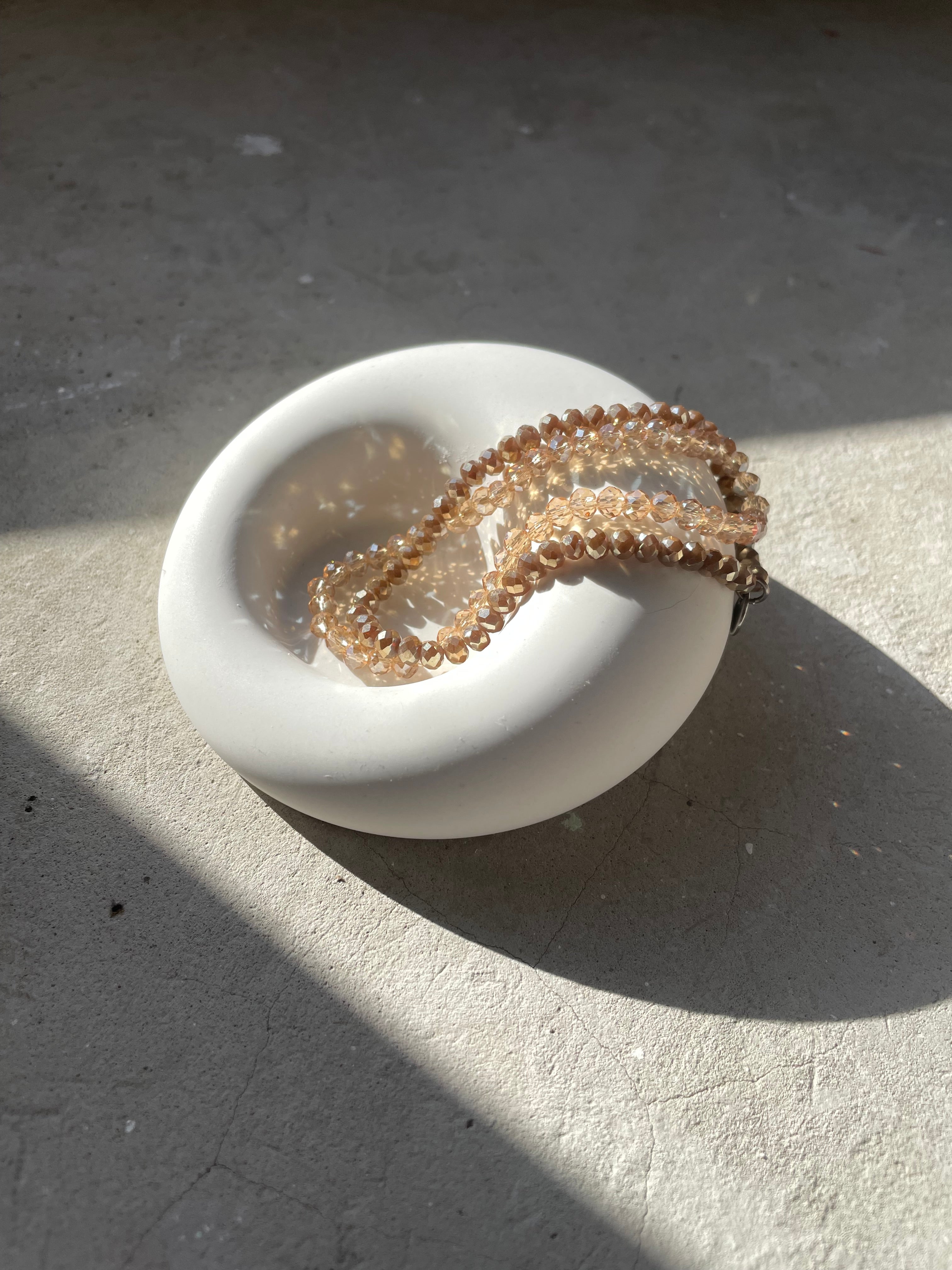 Handgegossene kleine Keramikschale, geeignet als Ringschale, Schmuckablage oder Geschenk für Lieblingsmenschen. Perfekt für Geburtstage, kleine Überraschungen, Dankeschön-Geschenke oder als dezentes Accessoire im Home-Office, Flur oder Schlafzimmer. Modern, neutral und langlebig.