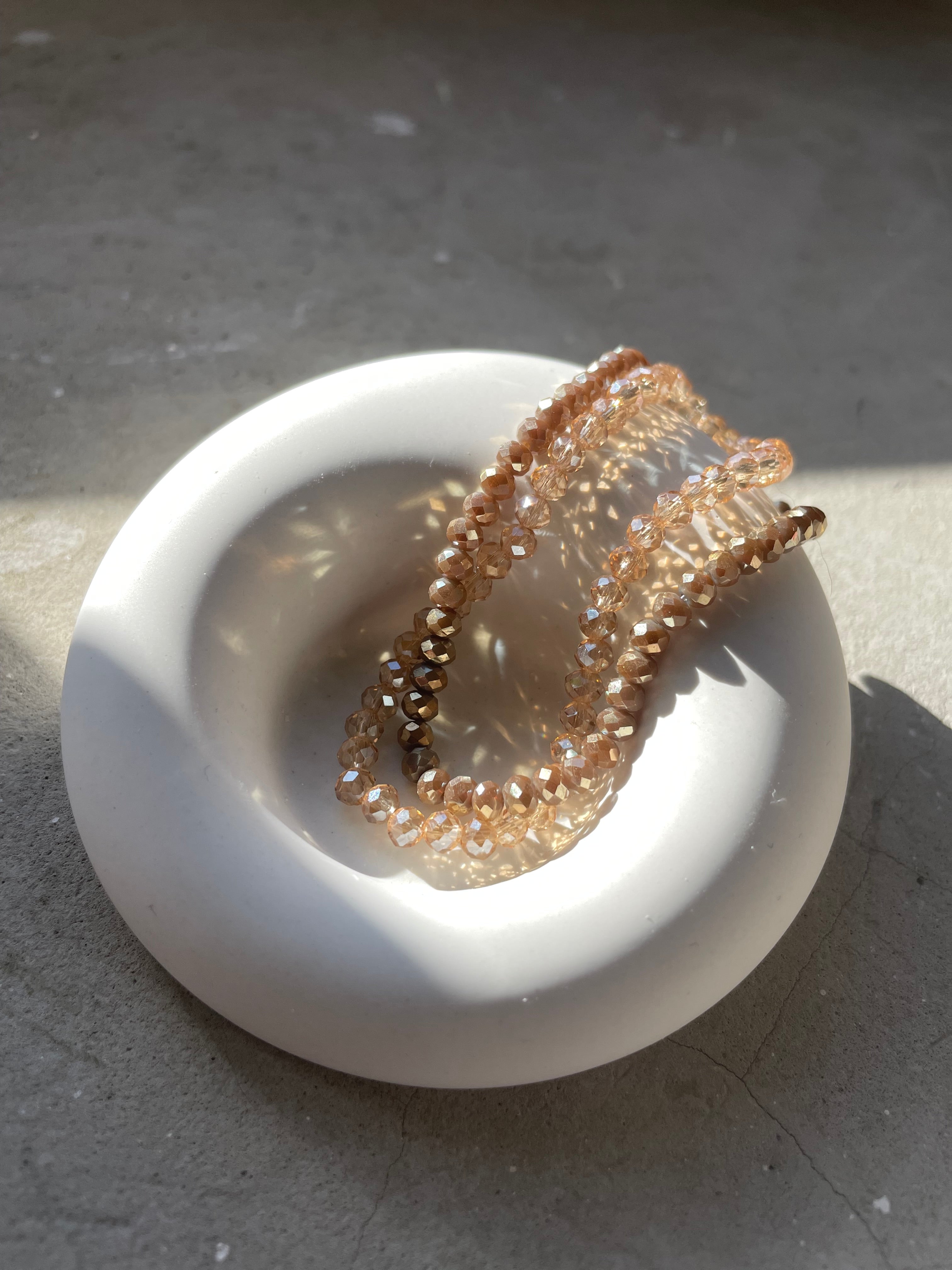 Universelle Mini-Schale aus Keramik, handgegossen und fein geschliffen. Die kompakte Größe macht sie ideal als Schmuckablage, Schreibtischschale oder kleine Ordnungshilfe im Alltag. Die natürliche Farbgebung und das moderne Design passen zu Scandi-, Boho- und Minimal-Interiors. Langlebig, stabil und pflegeleicht – ein schönes kleines Handmade-Accessoire für Zuhause und eine beliebte Geschenkidee.