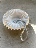 Vielseitige gegossene Schale in modernem Design, perfekt als kleines Geschenk, Mitbringsel oder neutrales Dekoobjekt. Funktioniert als Ringschale, Schmuckablage oder Ordnungsschale für kleine Dinge im Alltag. Ideal für Menschen, die klare Formen und dezente Keramik lieben.