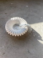 Elegante gegossene Keramikschale, gedacht als Geschenk für Lieblingsmenschen, Freundinnen oder Familie. Eignet sich als moderne Ringschale, Ablage für Schmuck, Schlüssel oder kleine Alltagsdinge. Dezente, zeitlose Optik, passend für natürliche und minimalistische Wohnstile.