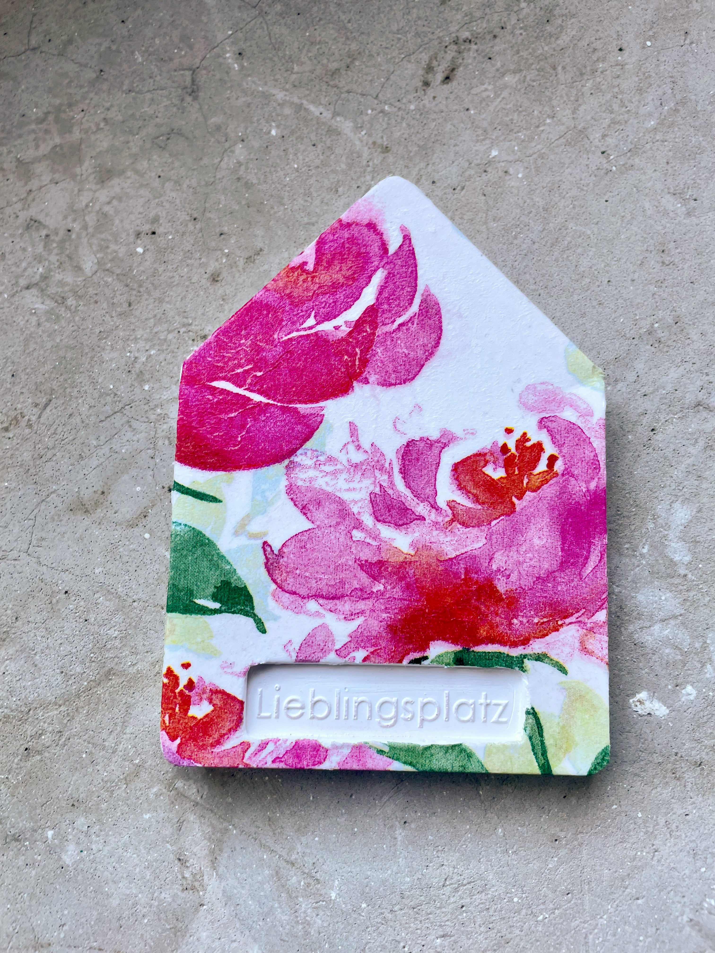 Lieblingsplatz Keramik - The Peony Edition - Häuschen mit Pfingstrosen und "Lieblingsplatz" - Prägung