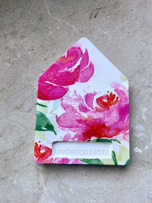 Lieblingsplatz Keramik - The Peony Edition - Häuschen mit Pfingstrosen und "Lieblingsplatz" - Prägung