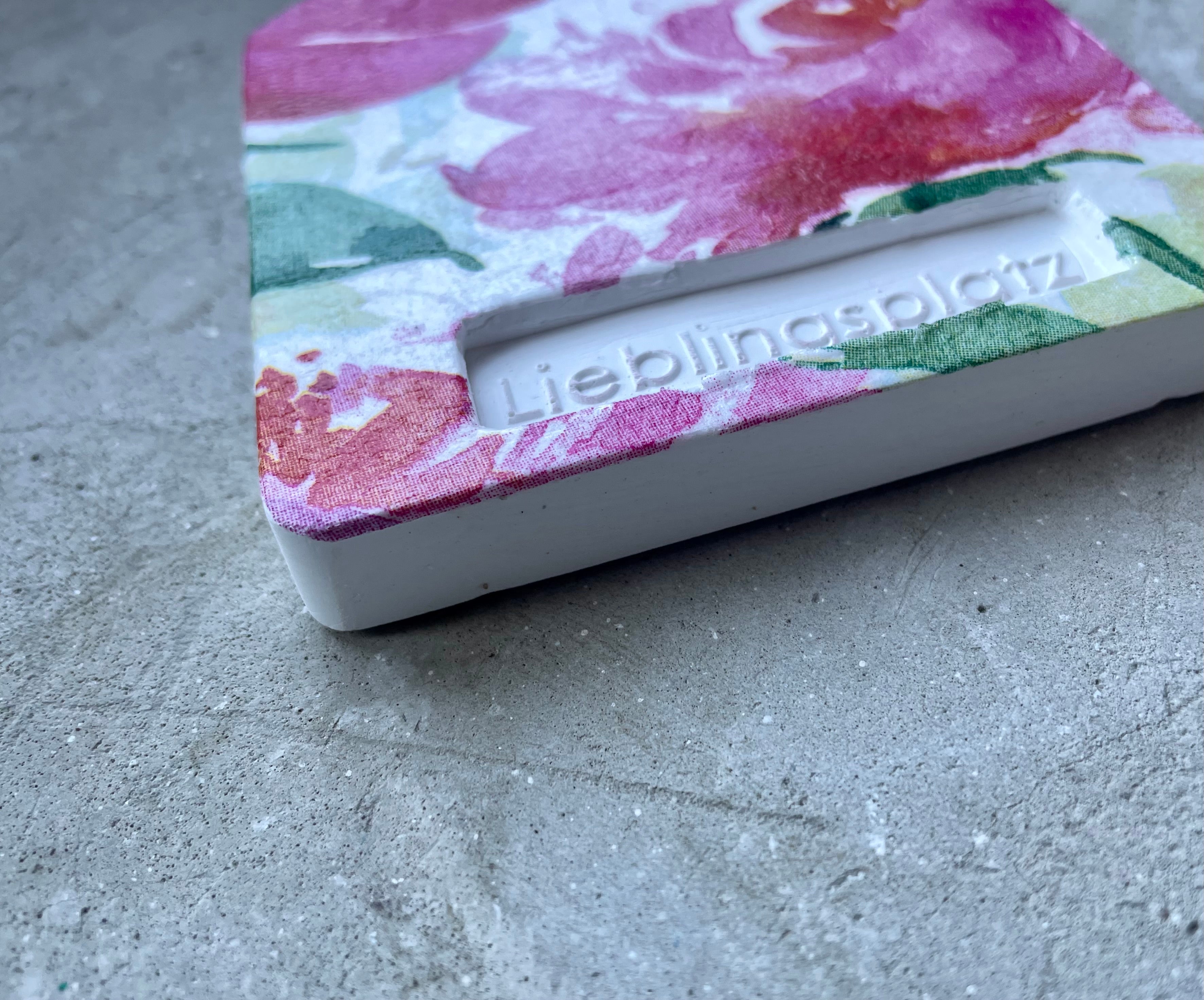 Lieblingsplatz Keramik - The Peony Edition - Häuschen mit Pfingstrosen und "Lieblingsplatz" - Prägung