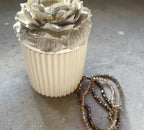 Keramikdose mit gegossener Betonblüte als Deckel, perfekt für Schmuck, Ringe, kleine Kostbarkeiten oder besondere Geschenke. Warme Naturfarbtöne und goldene Akzente verleihen dem Stück eine elegante, moderne Optik. Handgefertigt, stabil und langlebig. Ideal für Schlafzimmer, Badezimmer oder als dekoratives Element im Wohnzimmer. Ein schönes Geschenk für Frauen, die Blumen und Minimal Design lieben.