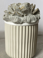 Keramikdose mit Rillen Pantone Toffee mit Betonblüte | Pfingstrose mit Goldakzenten | Handmade Designobjekt | Modern Interior | Einzelstück