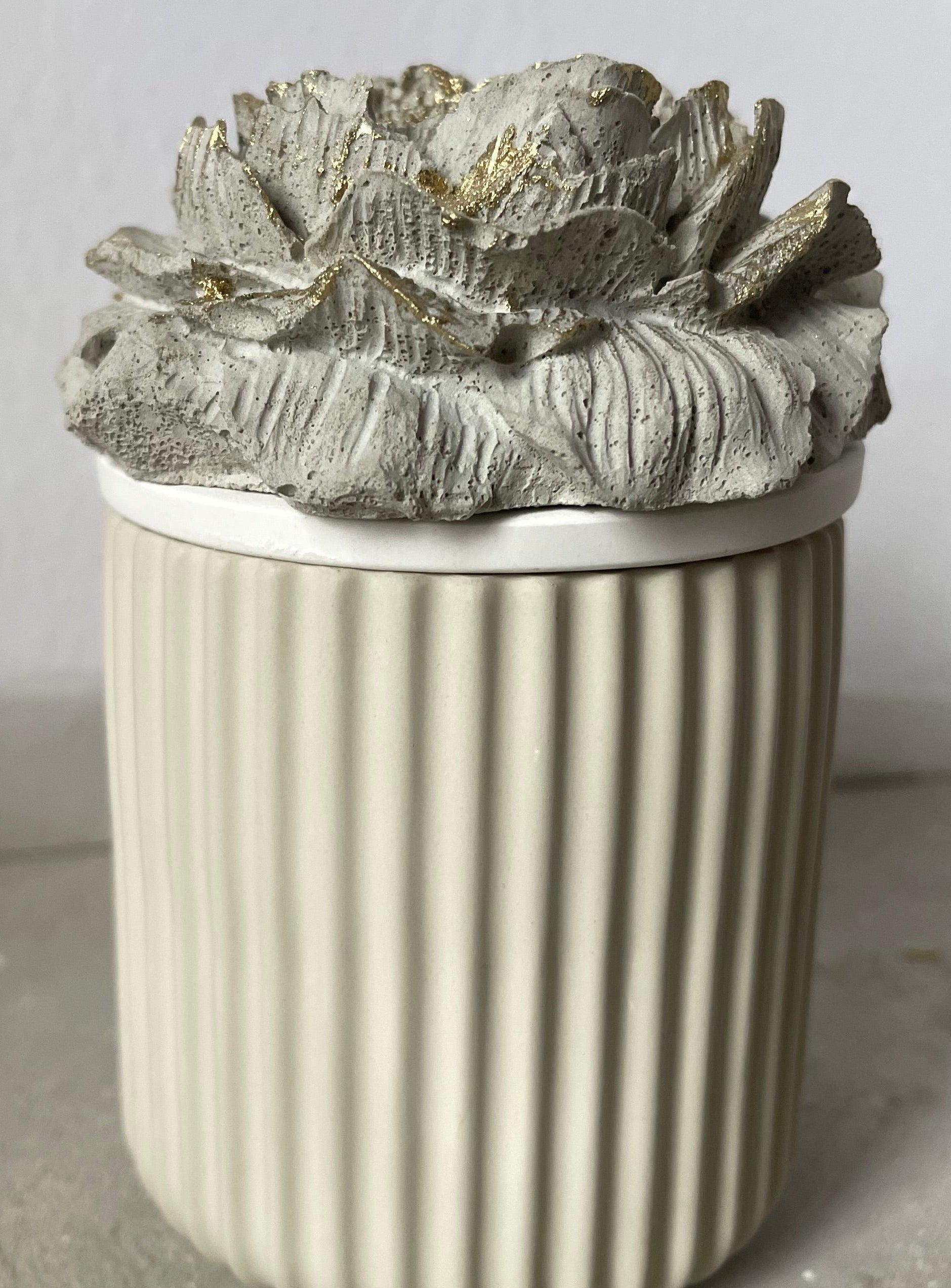 Keramikdose mit Rillen Pantone Toffee mit Betonblüte | Pfingstrose mit Goldakzenten | Handmade Designobjekt | Modern Interior | Einzelstück