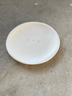 Elegante Keramik-Ringschale, handgefertigt, mit individueller Gravur von Initialen, Datum und Herzmotiv, stilvolle Alternative zu Ringkissen oder Ringbox für die Trauung