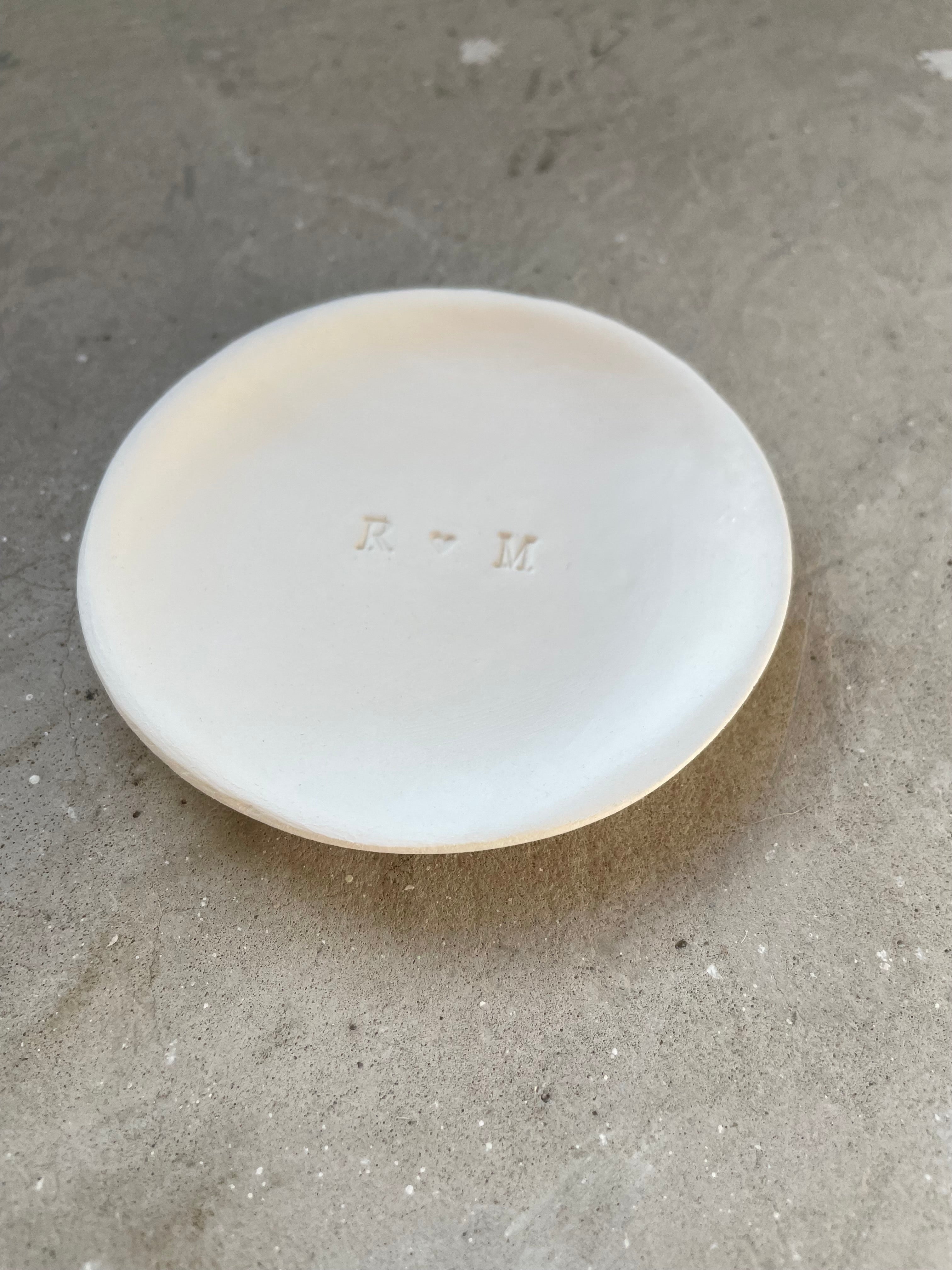 Elegante Keramik-Ringschale, handgefertigt, mit individueller Gravur von Initialen, Datum und Herzmotiv, stilvolle Alternative zu Ringkissen oder Ringbox für die Trauung