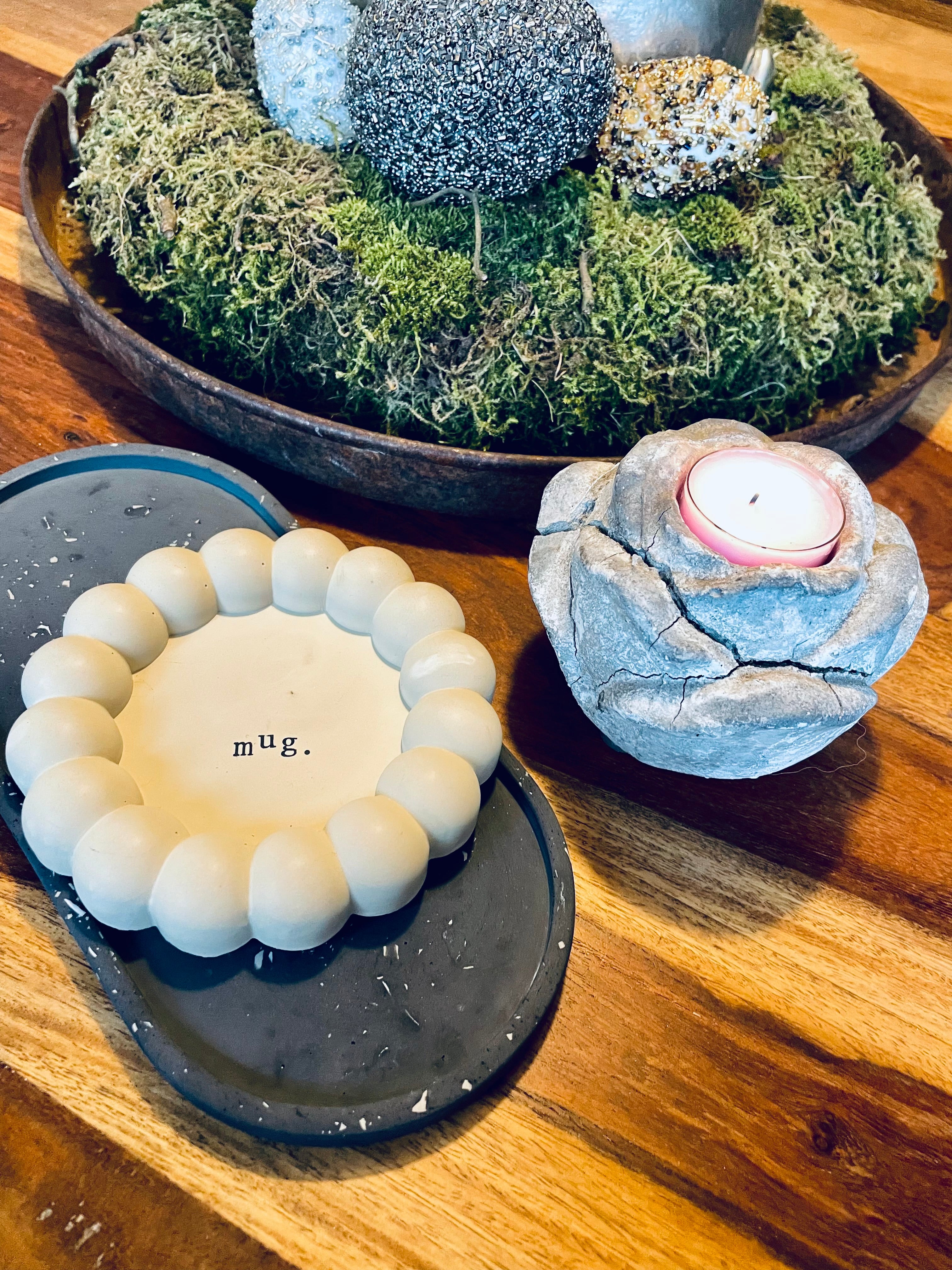 Handgegossenes Keramiktablett im Bubble-Design, 14 cm Durchmesser, mit dem handgestempelten Wort „mug.“ in schwarzer oder goldener Farbe. Eignet sich als dekorative Ablage für Tassen, Schmuck oder kleine Gegenstände. Minimalistischer Look im Stil moderner Wohnmarken. Perfekt für gemütliche Lesemomente, Instagram-taugliche Interiors und persönliche Geschenkideen. Jedes Stück ein Unikat durch Handarbeit. Geschenk für YAC und Romantasy Fans auf BookTok