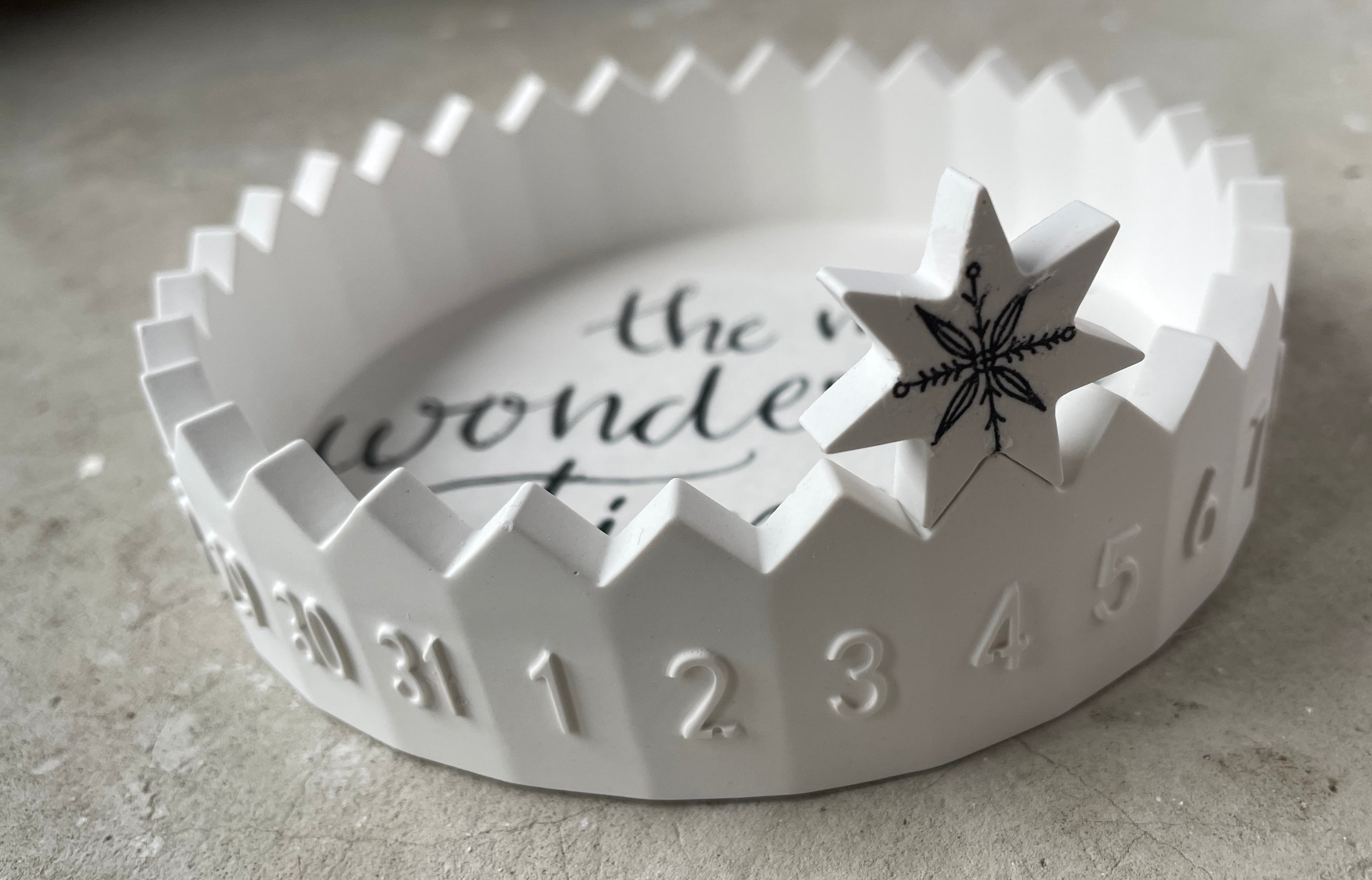 Handgemachter Kalender Keramik –  wieder verwendbar, modern, mit Zahlen & Stern