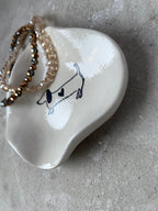 Kleine Keramikschale, handgegossen und glatt geschliffen. Perfekt für Ringe, Ohrringe, Haargummis und Mini-Alltagsdinge. Die schlichte Form und die natürlichen Farben passen zu modernen Wohnstilen wie Scandi, Boho oder Minimal. Langlebig, handgefertigt und vielseitig einsetzbar. Ideal als dekoratives Detail auf dem Nachttisch, im Bad oder auf dem Schreibtisch. Perfekte Geschenkidee für Freundinnen und Interior-Fans.