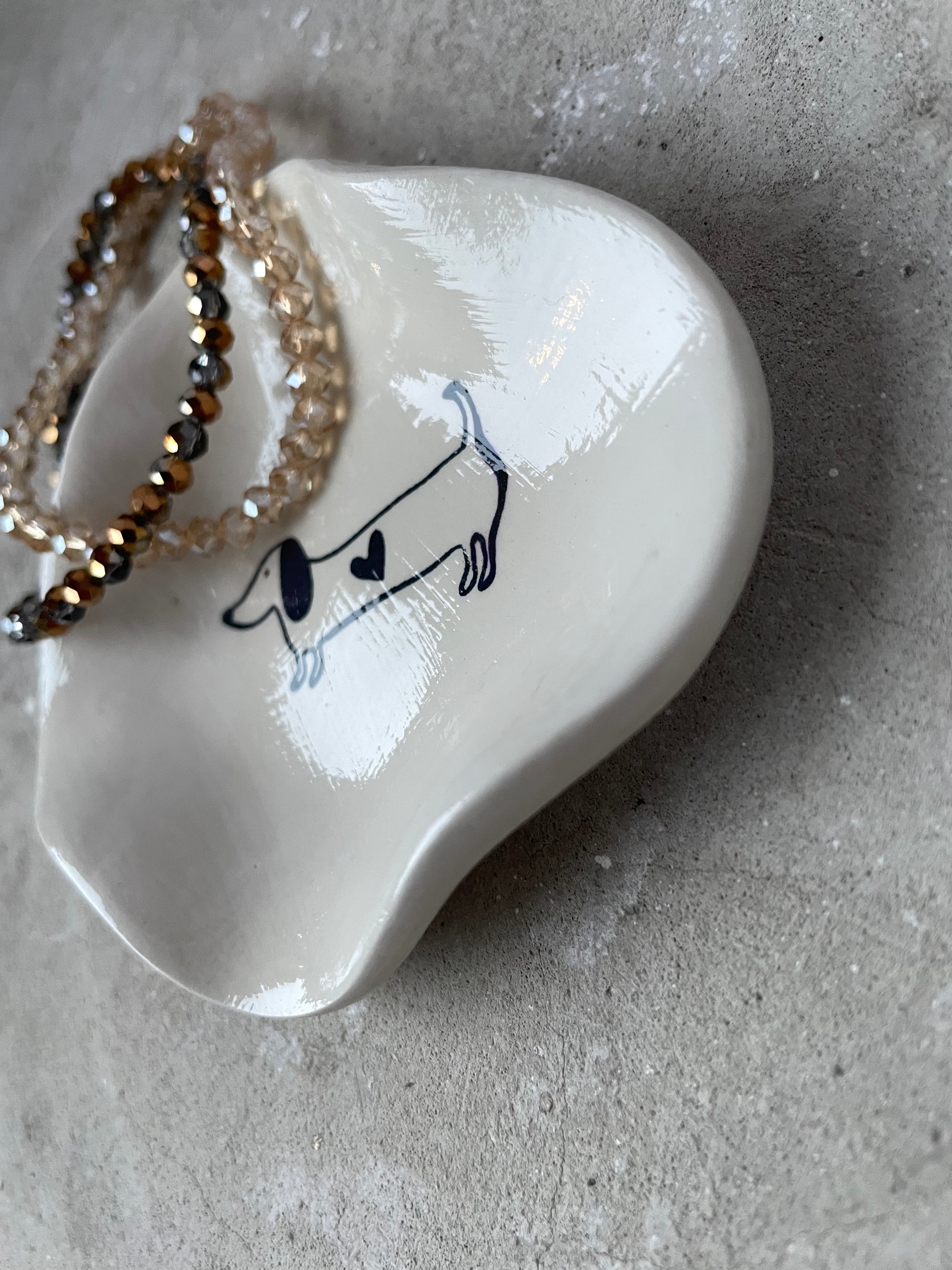 Kleine Keramikschale, handgegossen und glatt geschliffen. Perfekt für Ringe, Ohrringe, Haargummis und Mini-Alltagsdinge. Die schlichte Form und die natürlichen Farben passen zu modernen Wohnstilen wie Scandi, Boho oder Minimal. Langlebig, handgefertigt und vielseitig einsetzbar. Ideal als dekoratives Detail auf dem Nachttisch, im Bad oder auf dem Schreibtisch. Perfekte Geschenkidee für Freundinnen und Interior-Fans.