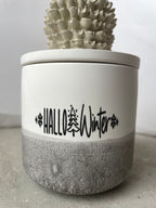 Zweifarbige Keramikdose mit modernem Dip-Dye und einem strukturierten Keramikzapfen auf dem Deckel. Schriftzug „Hallo Winter“ auf der Vorderseite. Perfekt als kleines Geschenk, Aufbewahrung für Ringe oder dekoratives Winterobjekt. Neutraler, scandi-inspirierter Look. Handmade, sofort versandbereit, jedes Stück ein Unikat.