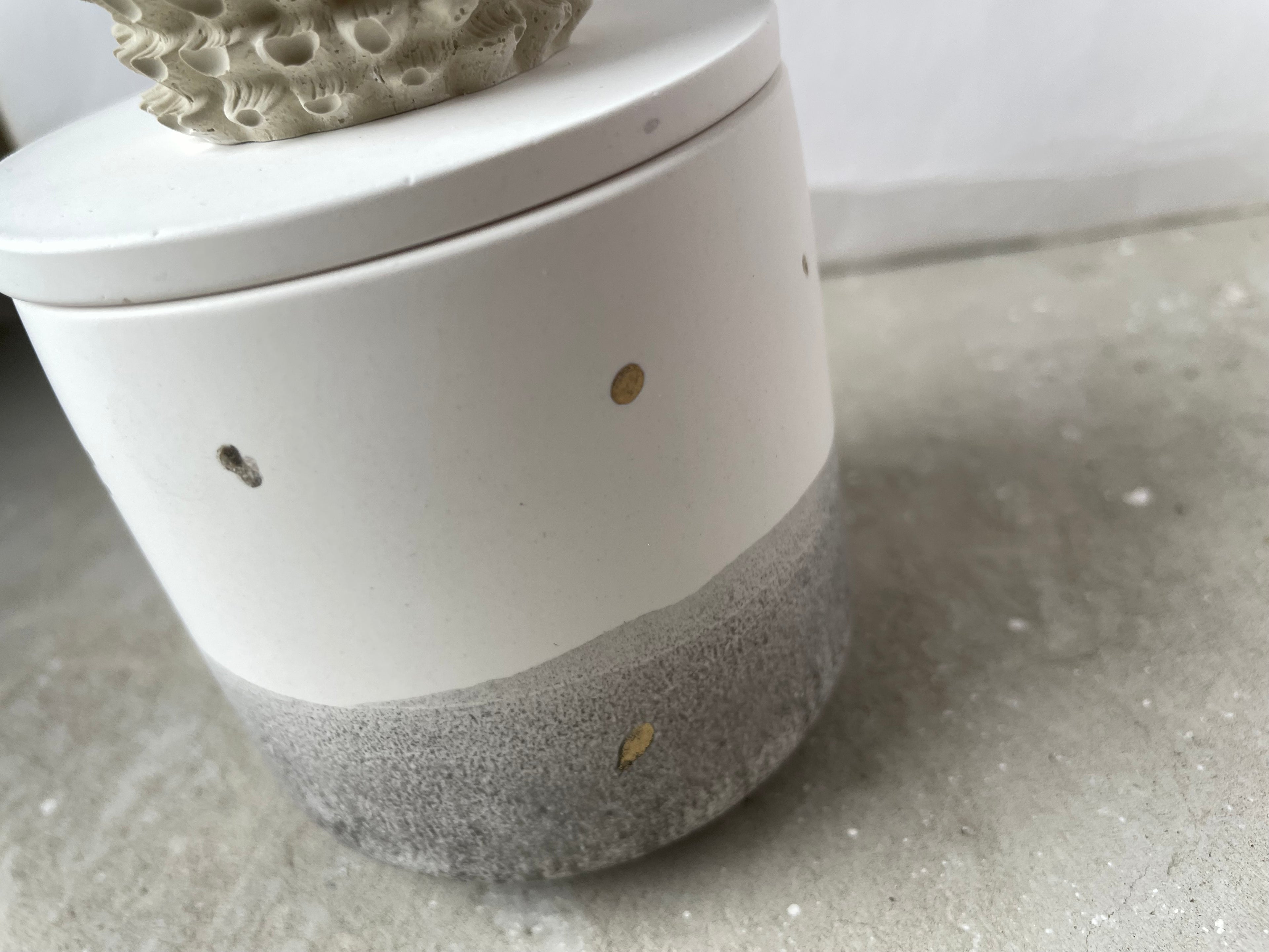 Winter-Dose „Hallo Winter“ – Dip Dye Anthrazit & Keramikzapfen (Einzelstück)